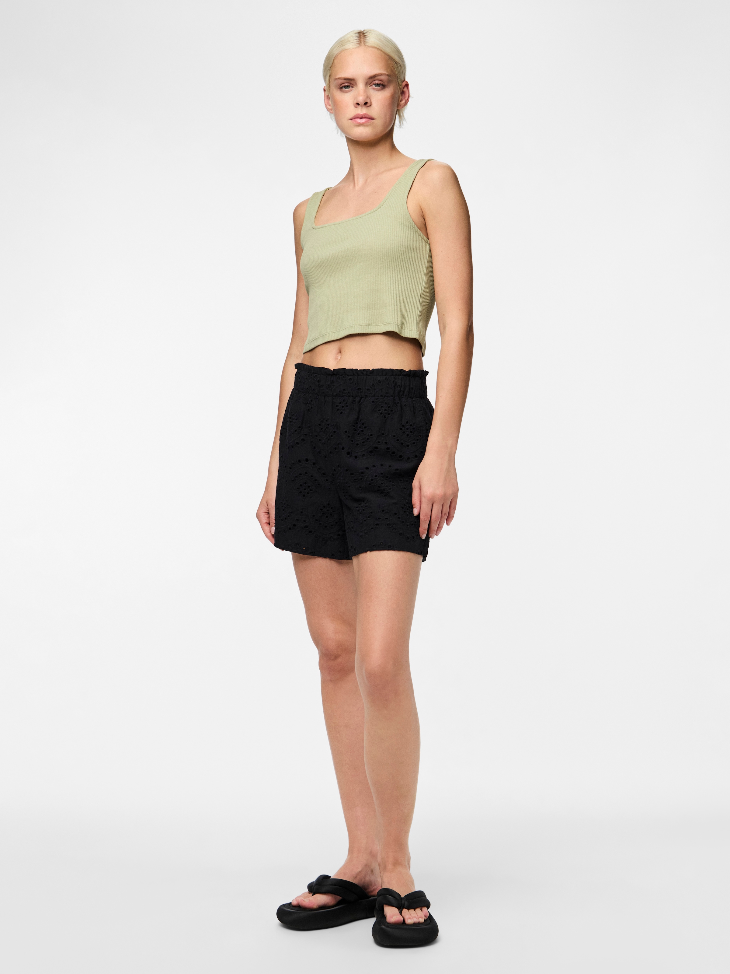 pieces Shorts »PCVILDE MW SHORTS WVN NOOS«  mit Lochstickerei