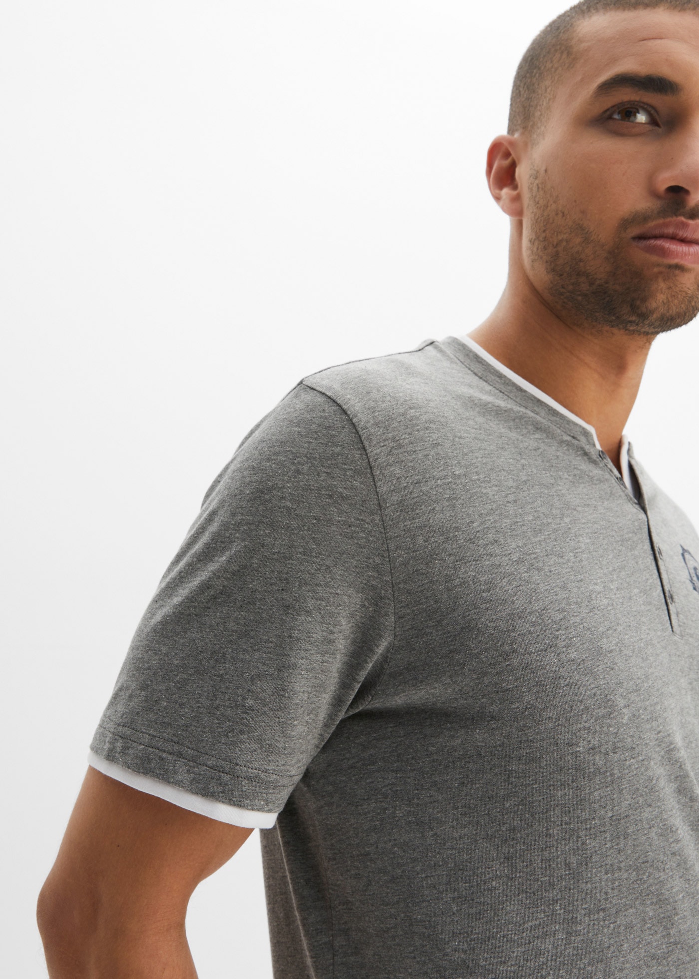 bonprix Henleyshirt Packung, 2 Stk. Regular Fit, Kurzarm, aus Baumwolle, Casual Stil