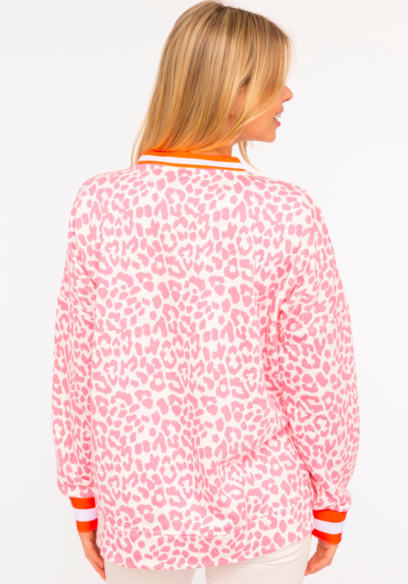 Zwillingsherz Sweatshirt »"Leo Pastell"«, mit V-Ausschnitt, gestreiften Bündchen und WILD Applikation
