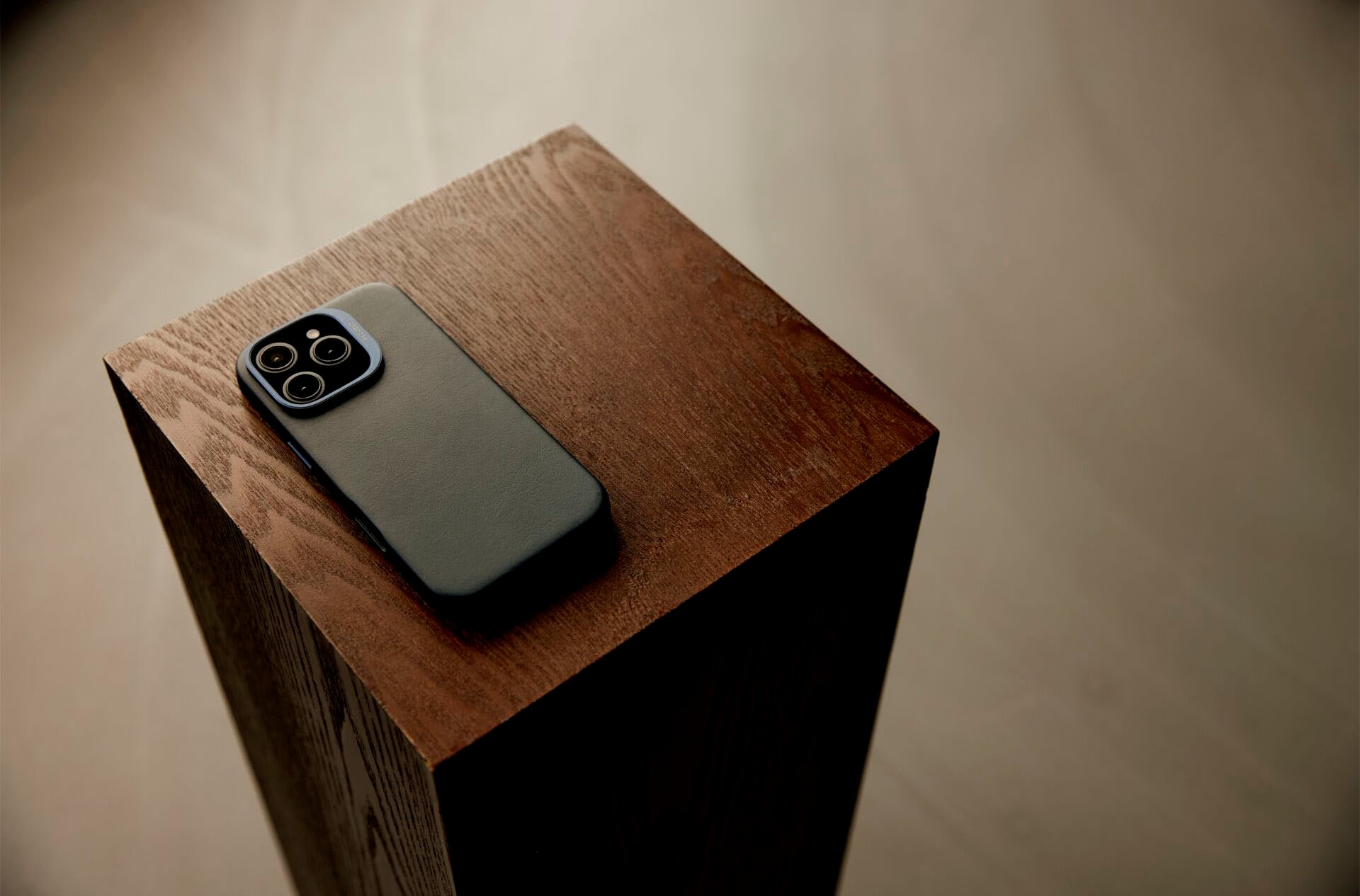 DECODED Smartphone-Hülle »Leather Backcover iPhone 16 Pro Max« Smartphones