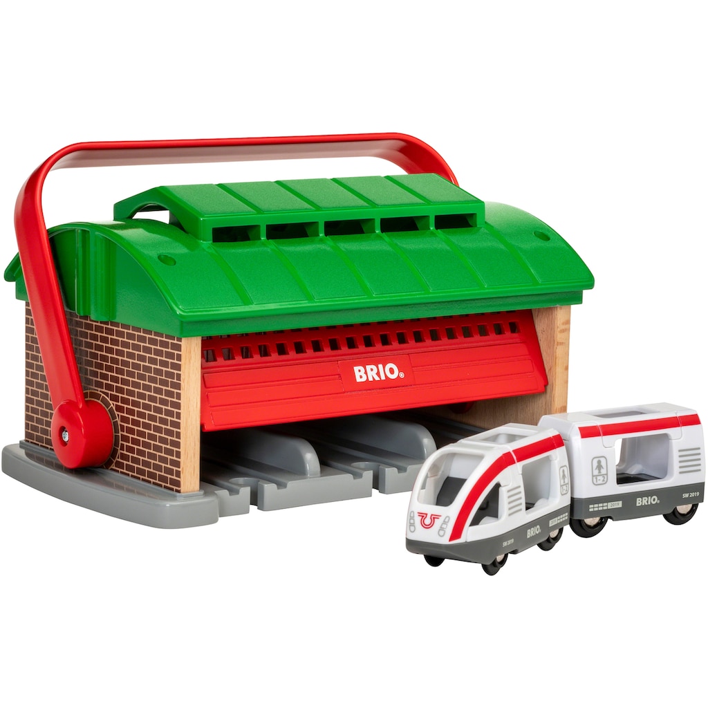 BRIO® Spielzeugeisenbahn-Gebäude »BRIO® WORLD, Mitnehm-Lokschuppen mit Reisezug«