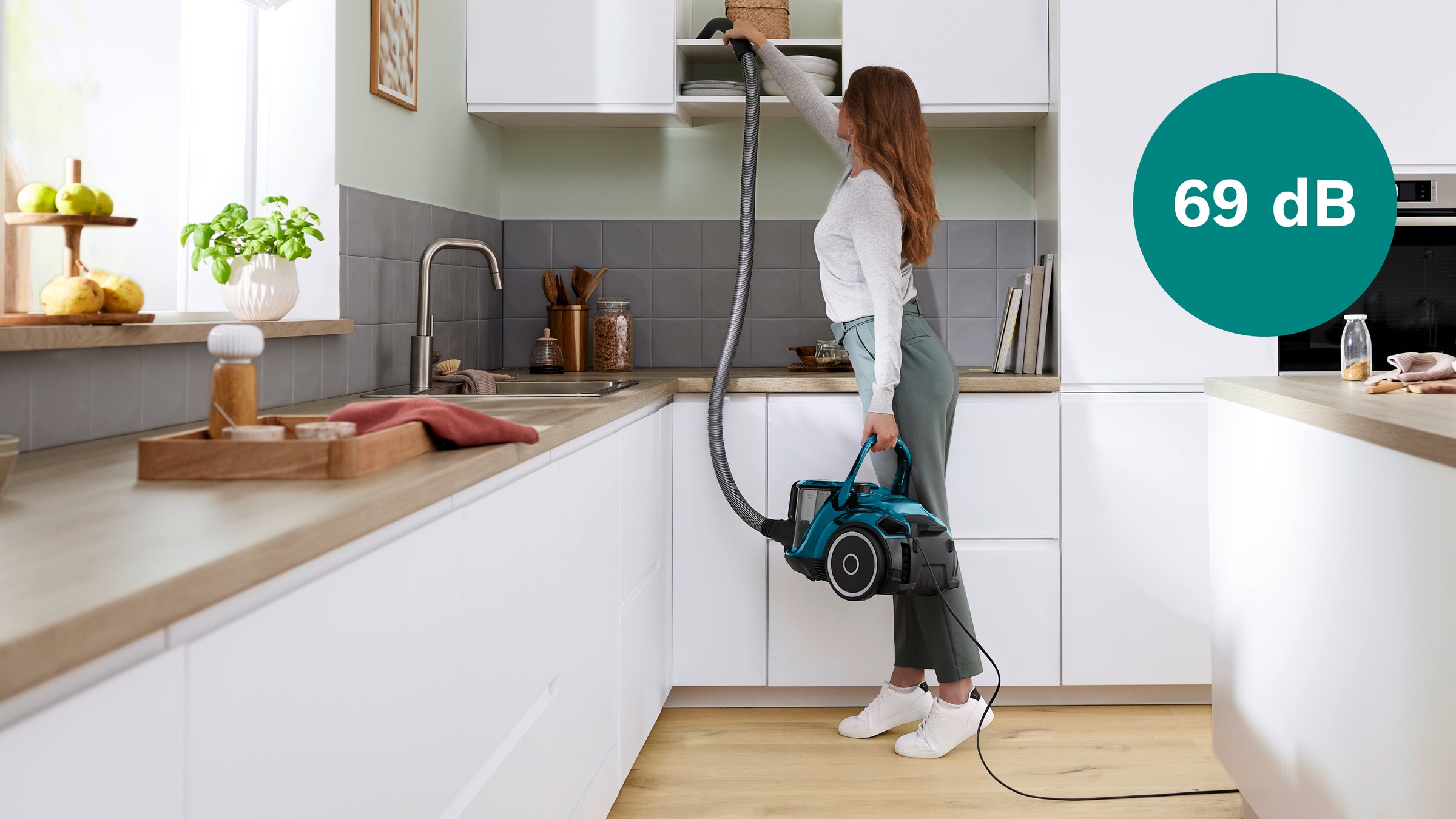 BOSCH Bodenstaubsauger »Serie 6 ProFamily BGC41XFMLY, Testsieger, ideal für Allergiker« 750 W beutellos Hygiene-Filter, 10 Jahre Motorgarantie, XXL-Polsterdüse, leise, blau