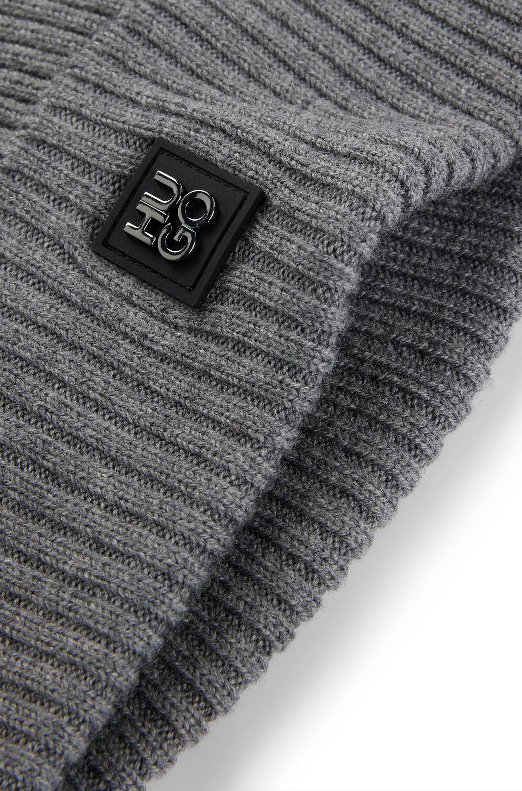 HUGO Strickmütze »Xola_Metal« mit Stack-Label