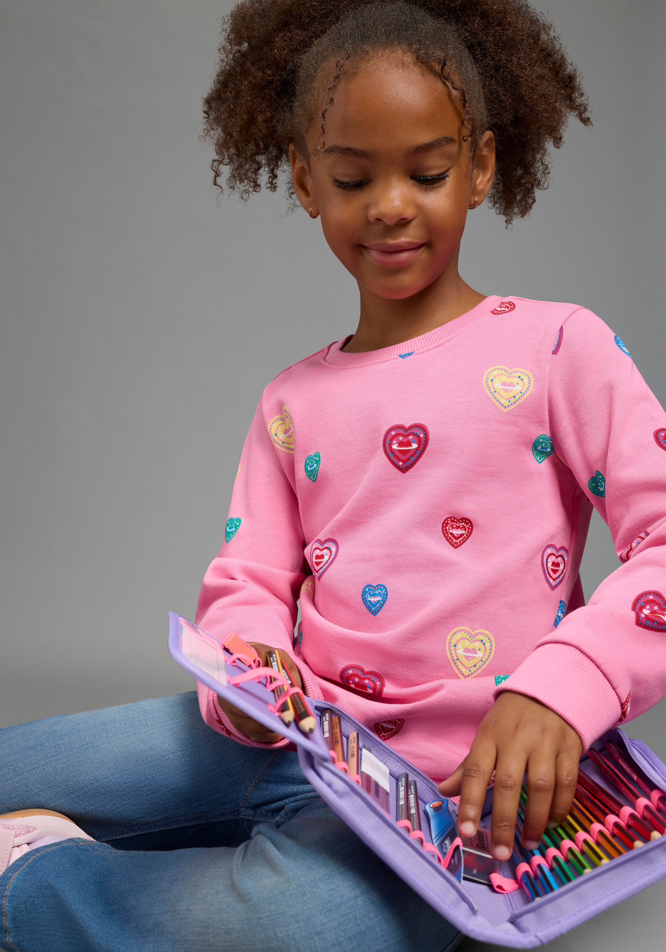 Scout Sweatshirt »Shirt in süßem Herzen-Allover - NEU von SCOUT«, mit Rundhalsausschnitt, mit langen Ärmeln, hüftlange Basic-Passform
