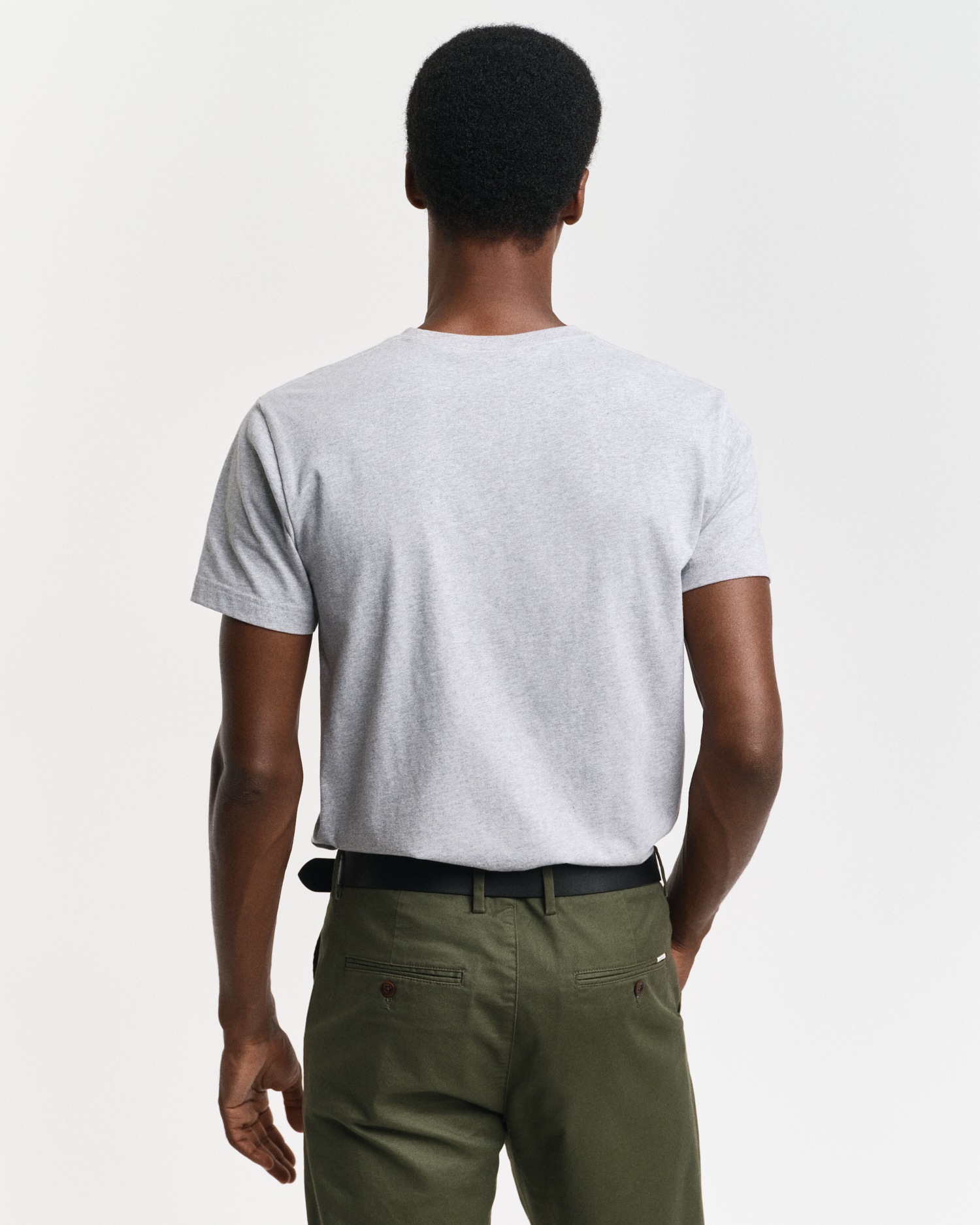 Gant T-Shirt »SLIM SHIELD V-NECK T-SHIRT« mit einer kleinen Logostickerei auf der Brust