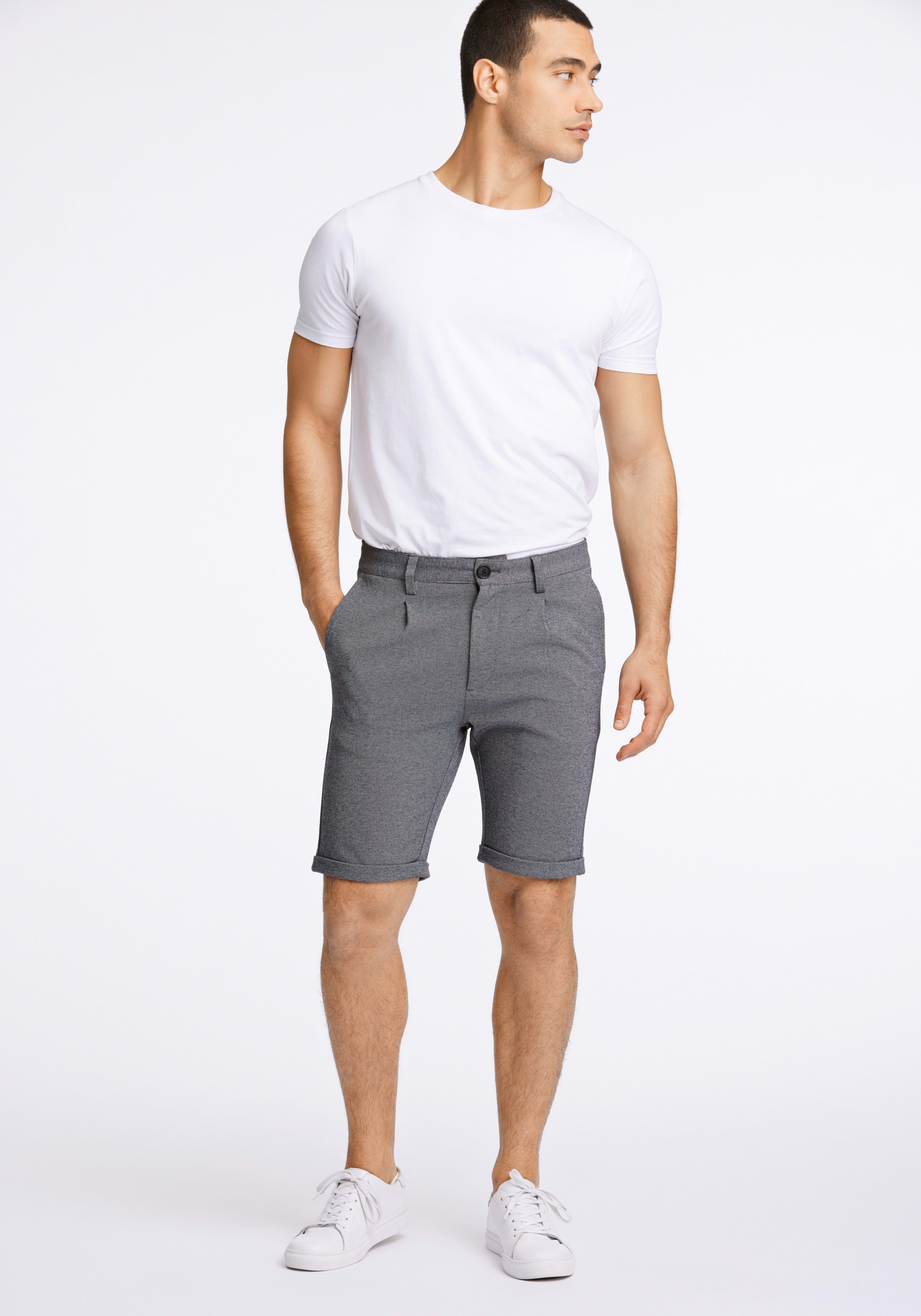 LINDBERGH Chinoshorts  im Slim Fit und mit Viskose und Stretch