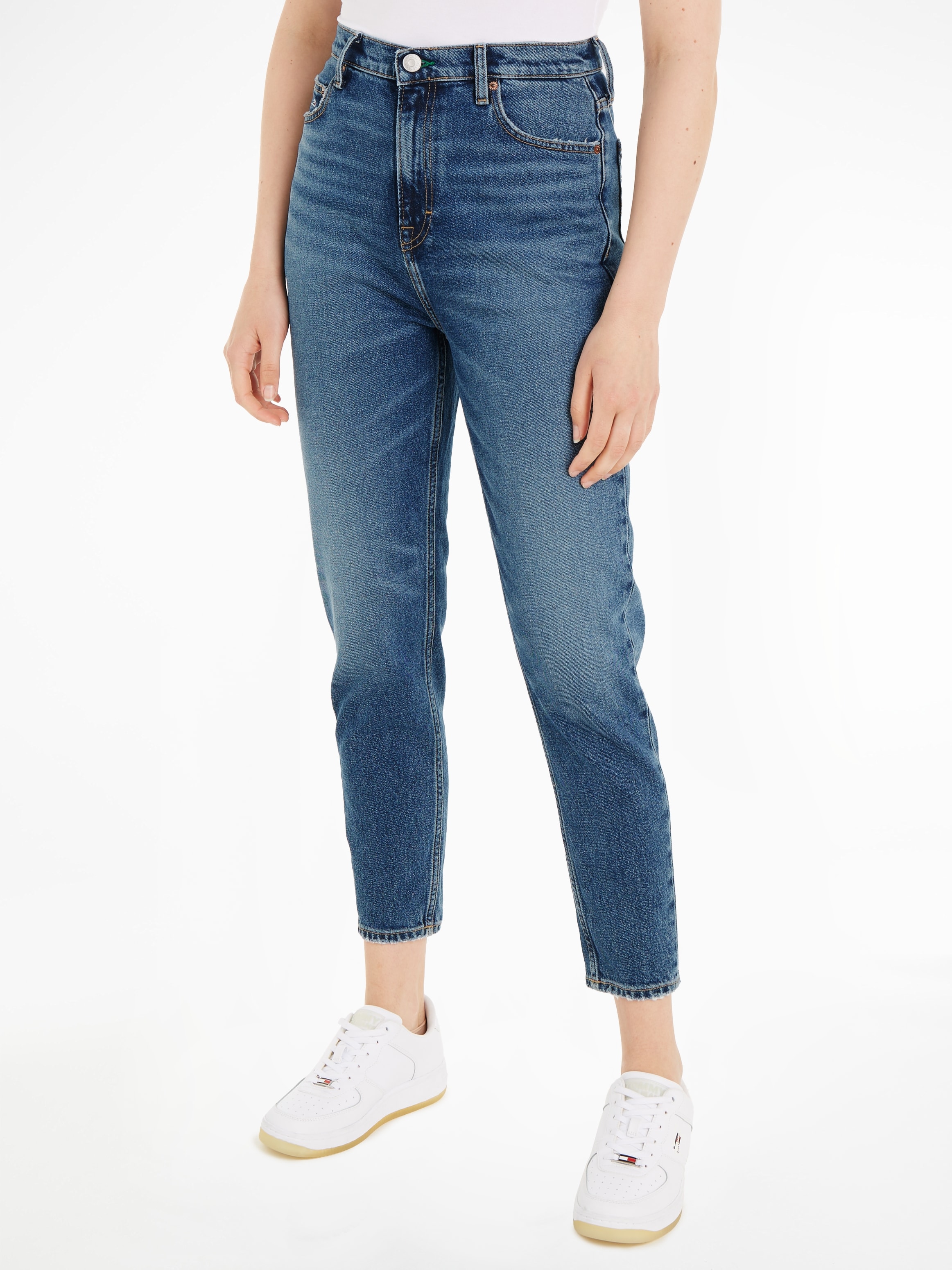 & Tommy »MOM Flag Jeans SLIM Jeans mit Mom-Jeans CG4215«, Logo-Badge UH bestellen Tommy