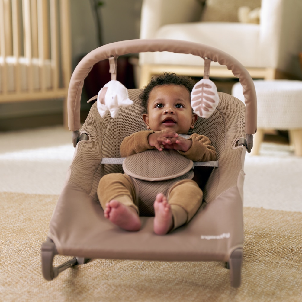 ingenuity Babywippe »Nestle™ Vibrating Rocker« bis 9 kg mit Vibration