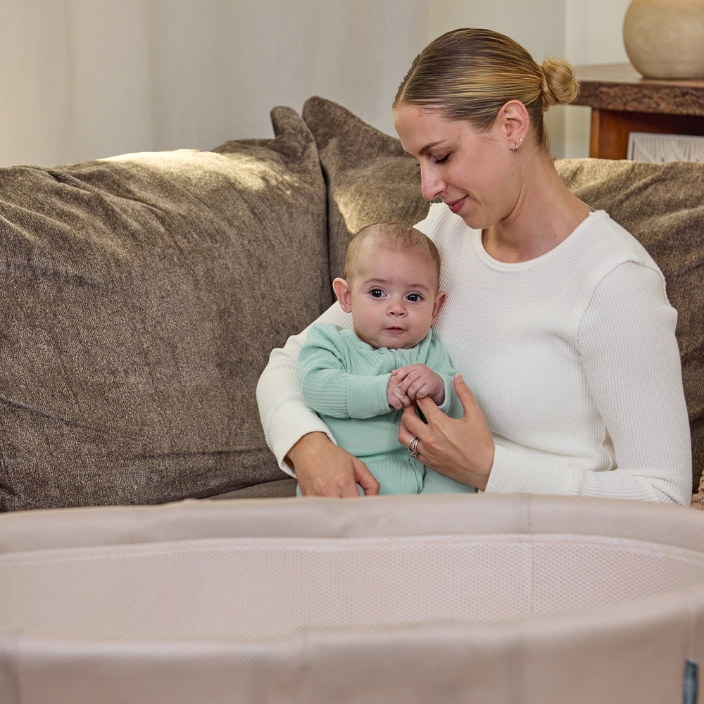 ingenuity Baby-Reisebett »Snooze & Stow™ Easy-Folding Bassinet, beige« faltbar