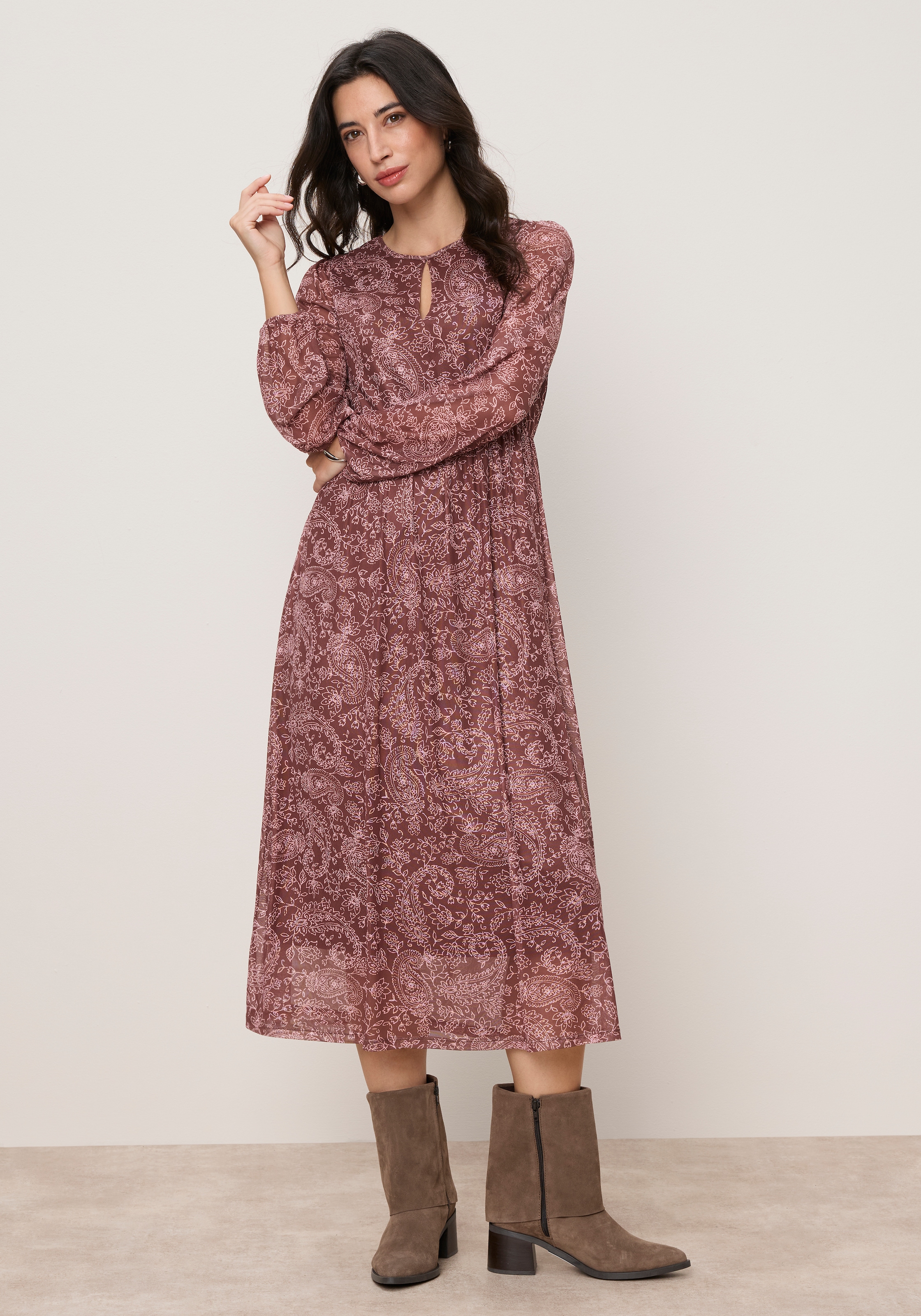 Tamaris Midikleid »mit figurschmeichelnder Passform« mit Cut-Out Ausschnitt und modernem Muster