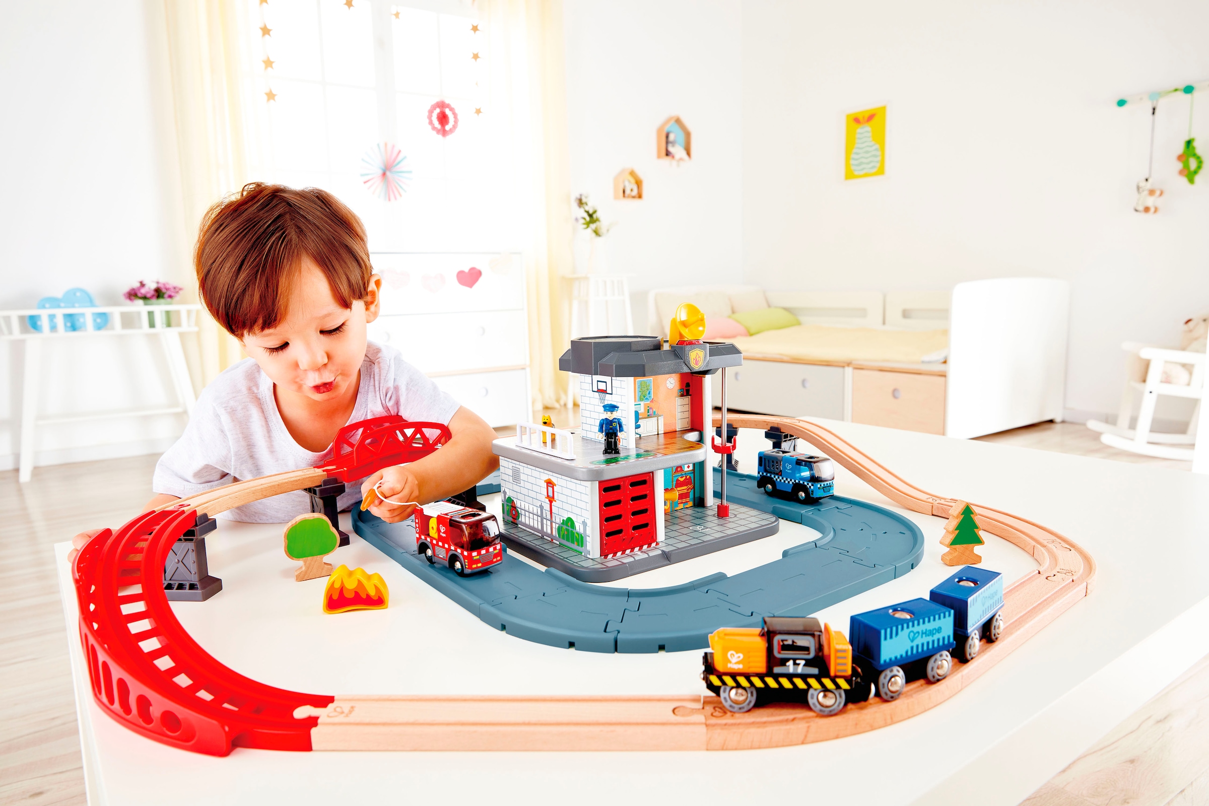 Hape Spielzeug-Feuerwehr »Feuerwehrauto mit Sirene« mit Licht und Sound