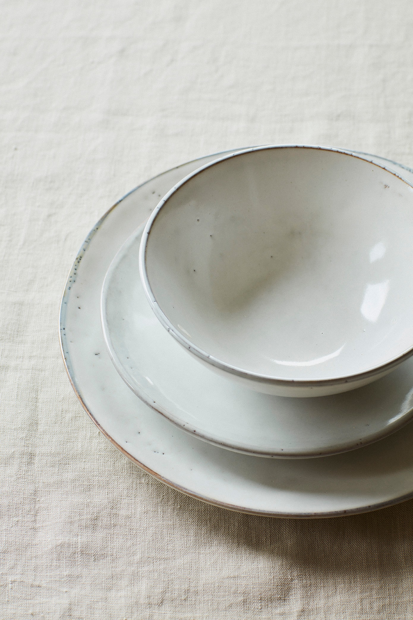 Broste Copenhagen Geschirr-Set »Nordic Sand, inklusive Geschirrtuch Set«, (Set, 13 tlg.), Beliebte Geschirr Sets Exclusiv mit Geschenk