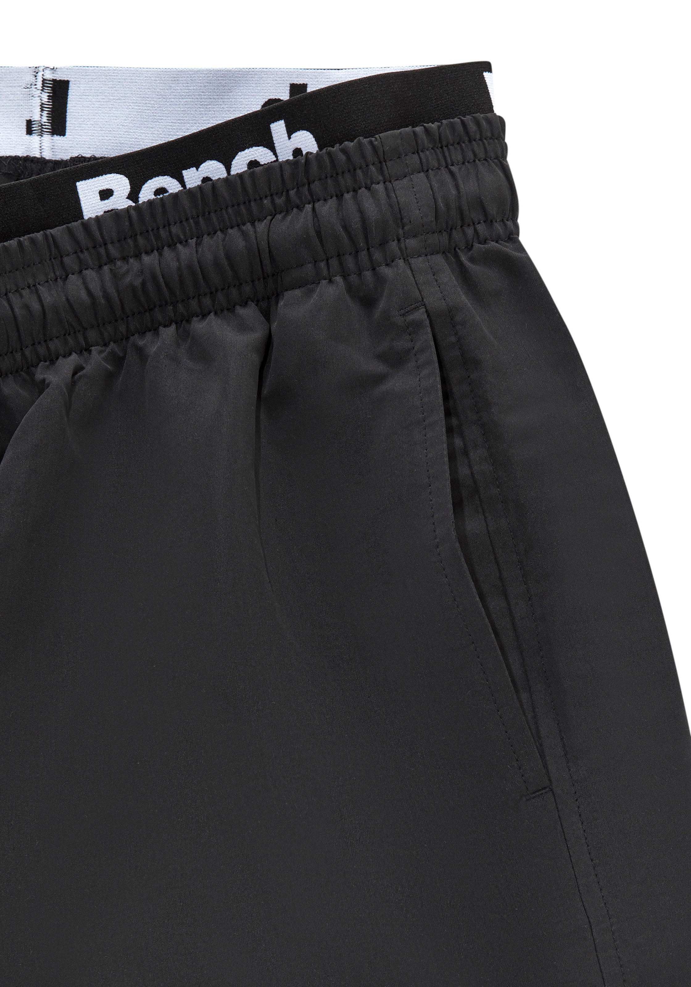 Bench. Badehose, mit modernem Logobund