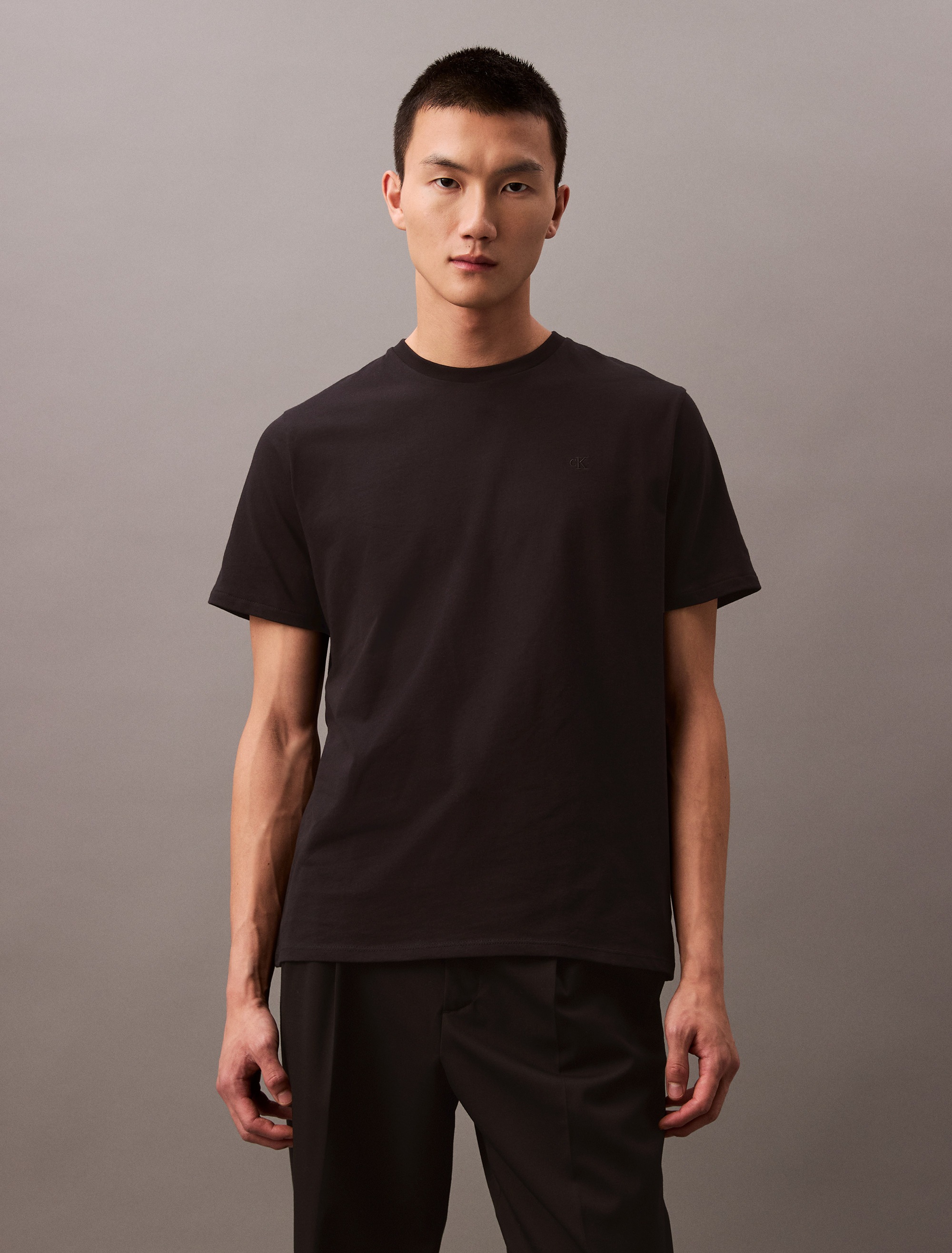 Calvin Klein Jeans T-Shirt »SS SMOOTH CTTN SOLID CREWNK TEE«, mit Logo