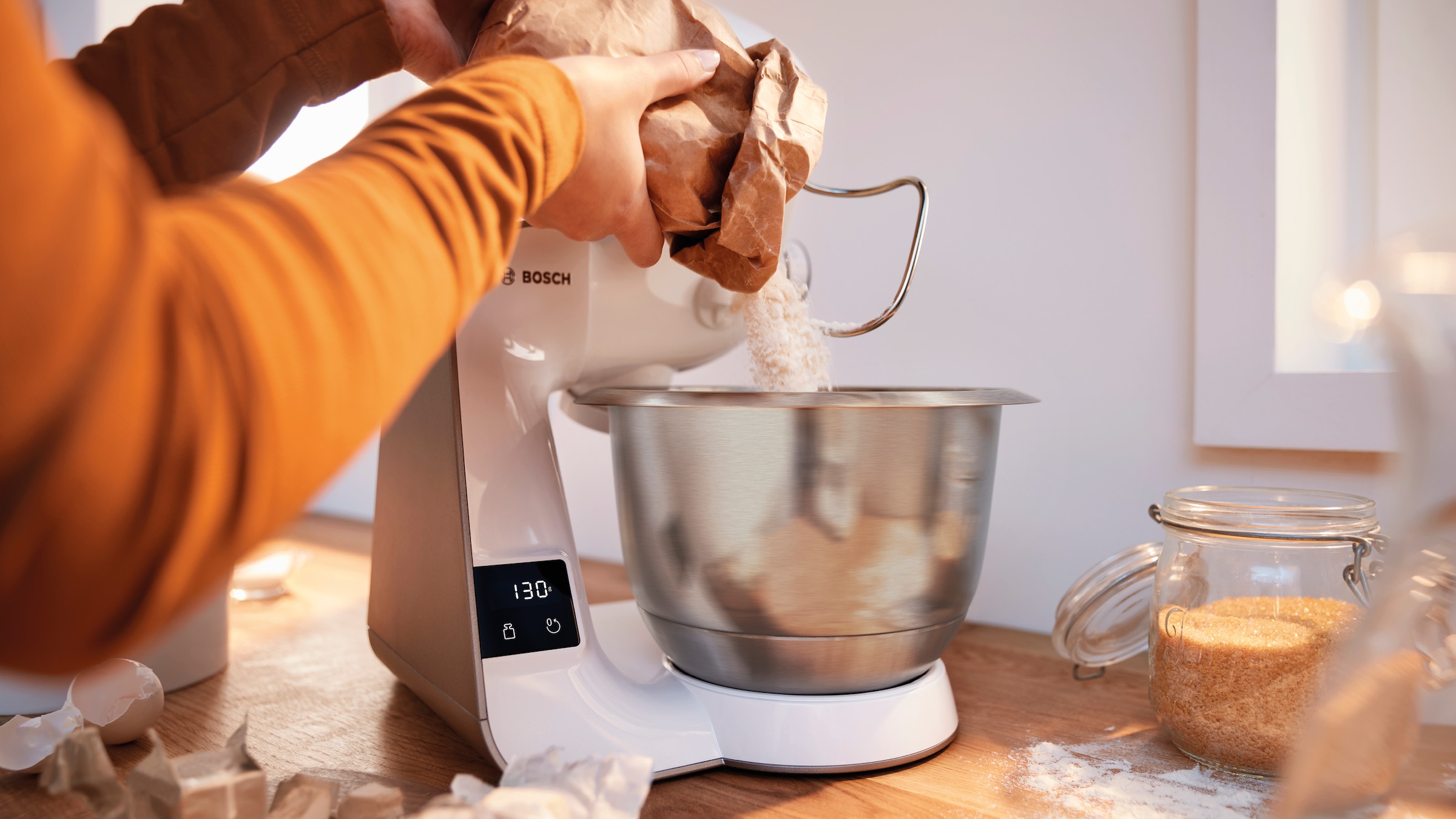 BOSCH Küchenmaschine »Serie 4 MUM5XL74, integrierte Waage, Edelstahlschüssel, Mixer, Weiß« 7 Stufen, Fleischwolf, Würfelschneider, zusätz. Kunststoffschüssel