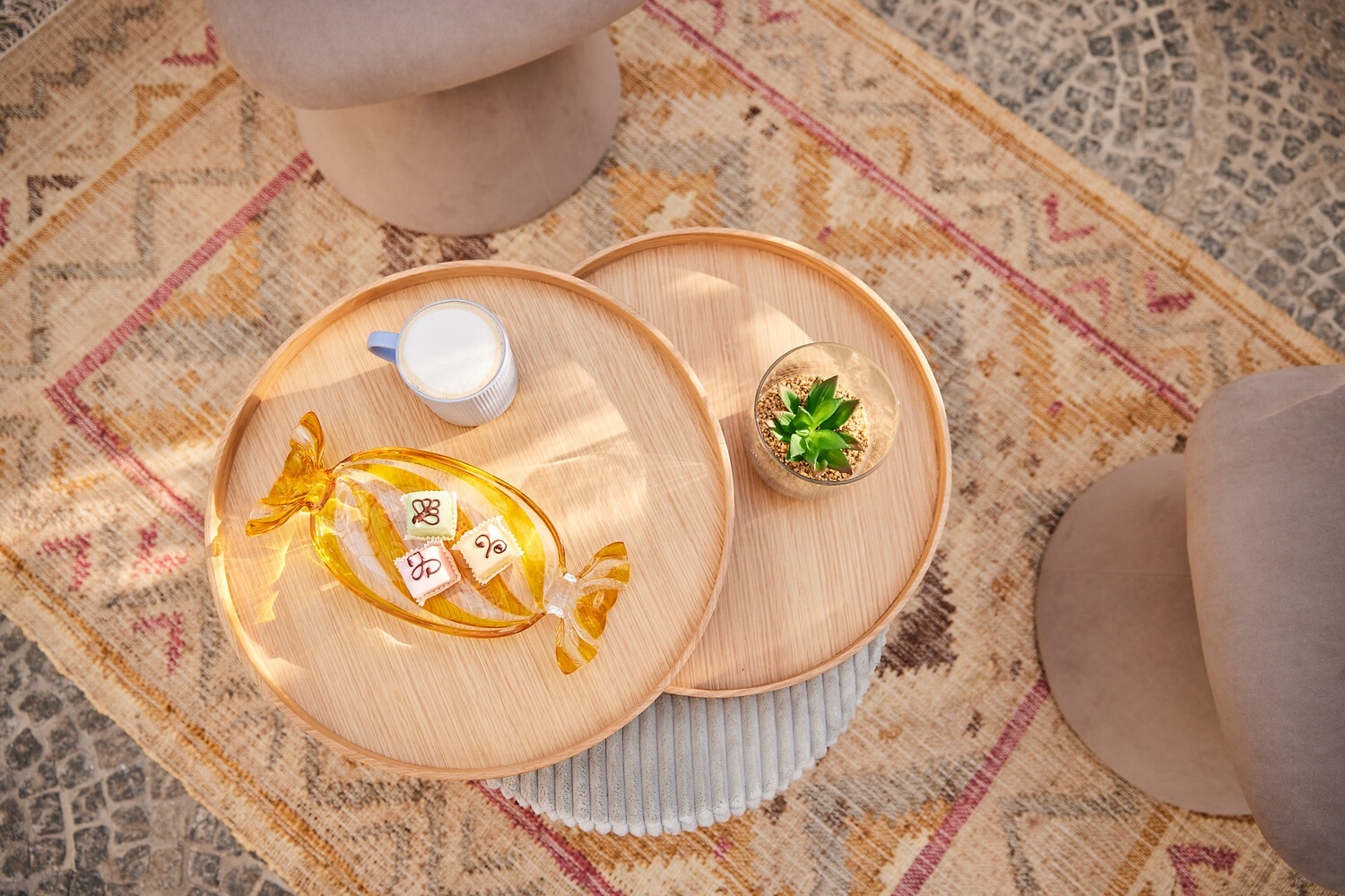 SalesFever Beistelltisch »Coffeetable in minimalistischer Optik« Bewegliche Tabletts trifft modernen Cordbezug