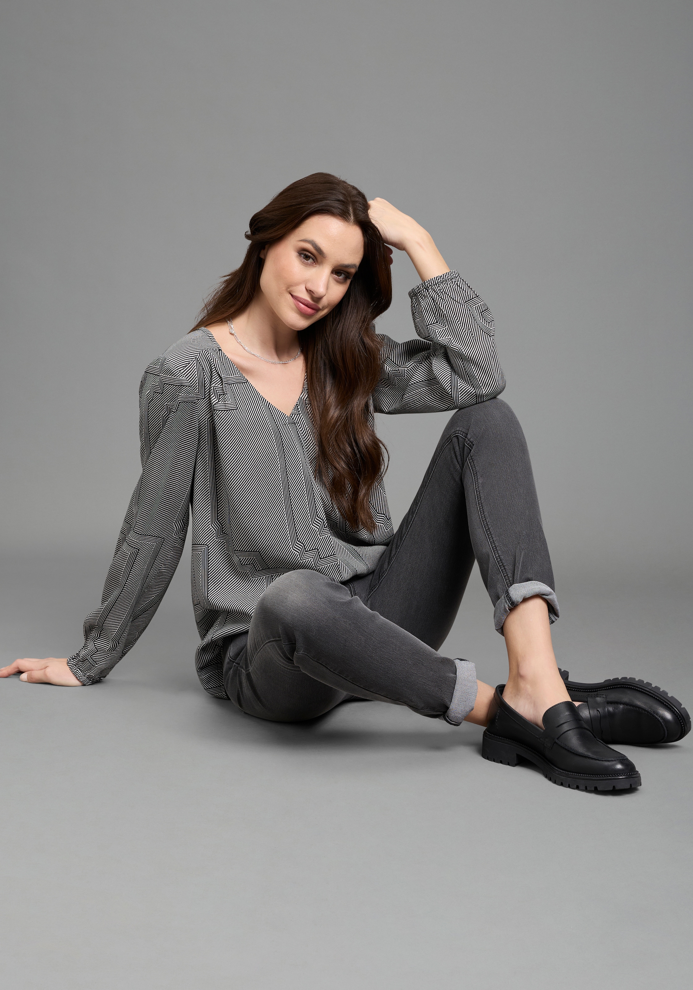 DELMAO Schlupfbluse femininer Stil, Langarm, aus Viskose, mit V-Ausschnitt