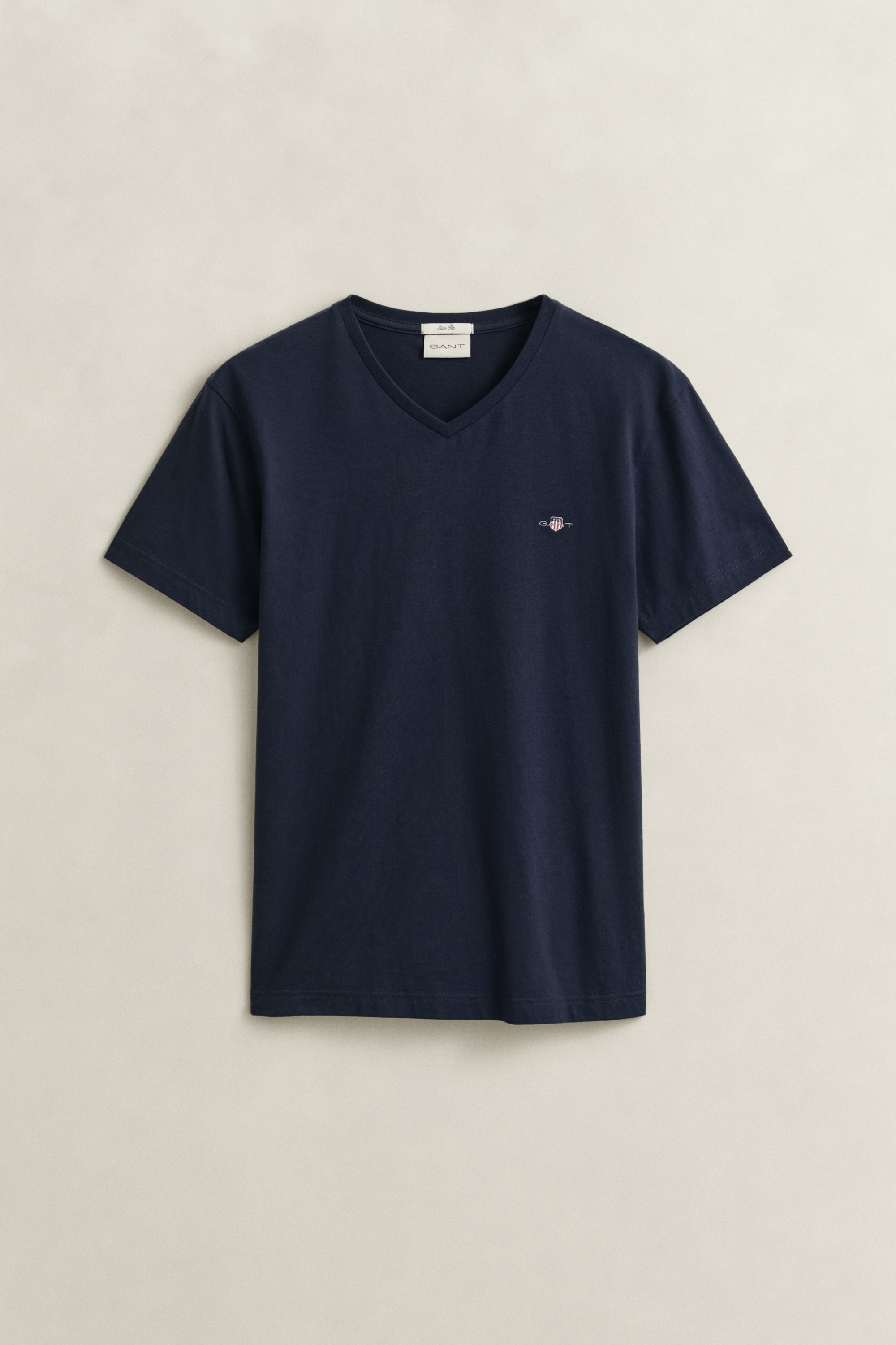 Gant T-Shirt »SLIM SHIELD V-NECK T-SHIRT« mit einer kleinen Logostickerei auf der Brust