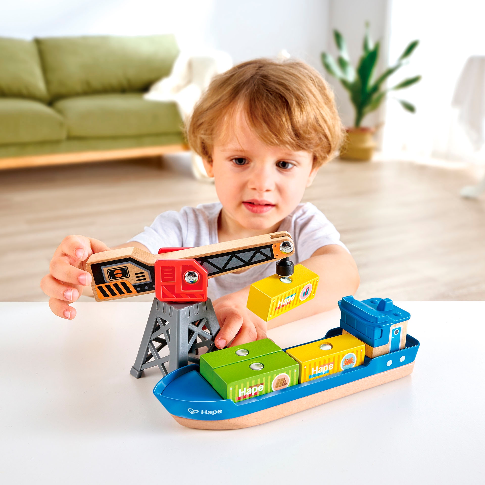 Hape Spielzeug-Schiff »Frachtschiff und Hafenkran«