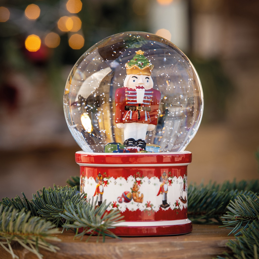 Villeroy & Boch Weihnachtsfigur »Schneekugel Nussknacker Christmas Toys ø 13 cm bunt«