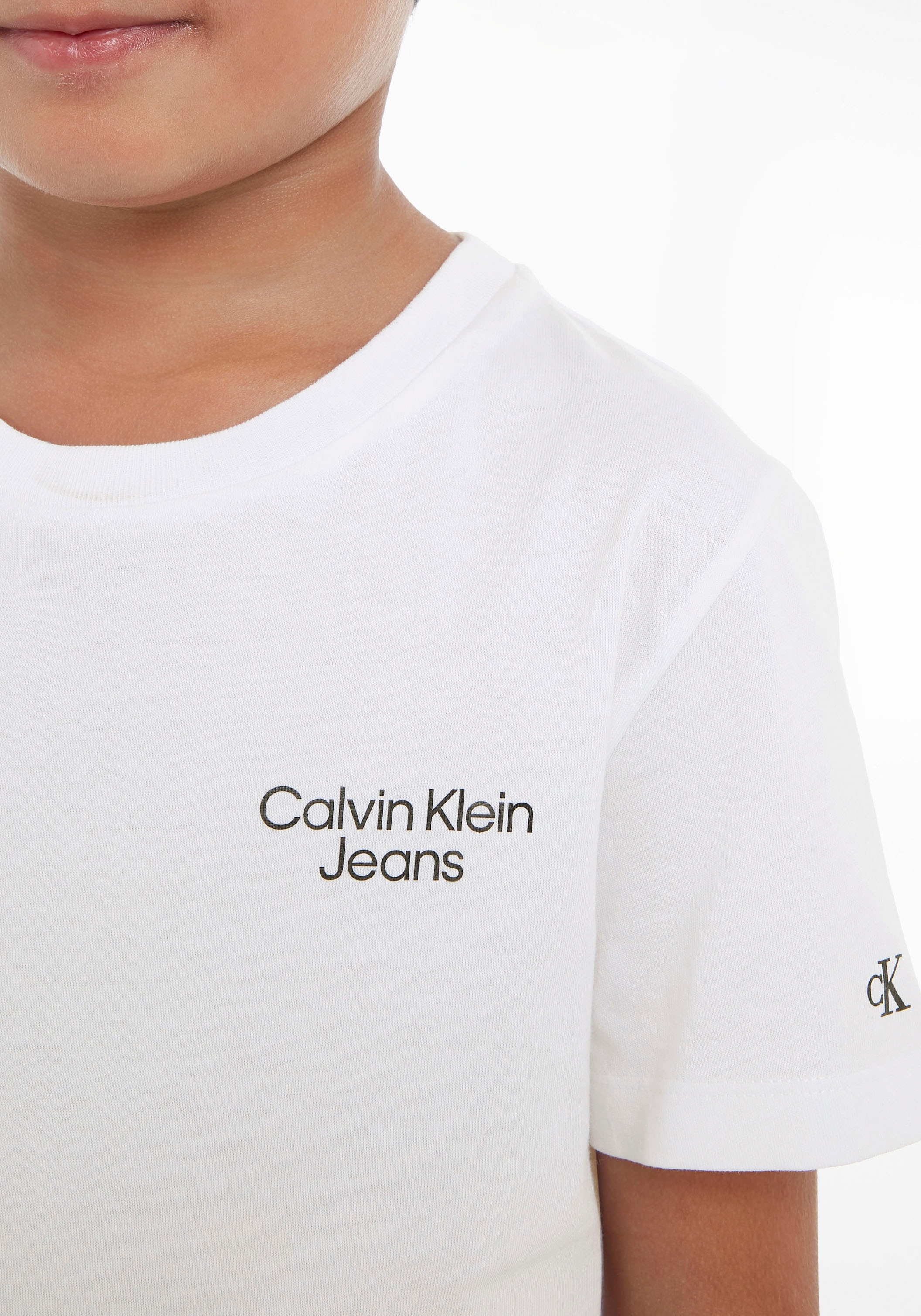 der auf Klein T-Shirt, Jeans Ärmel und Calvin Logoschriftzug Klein kaufen Calvin Brust am mit