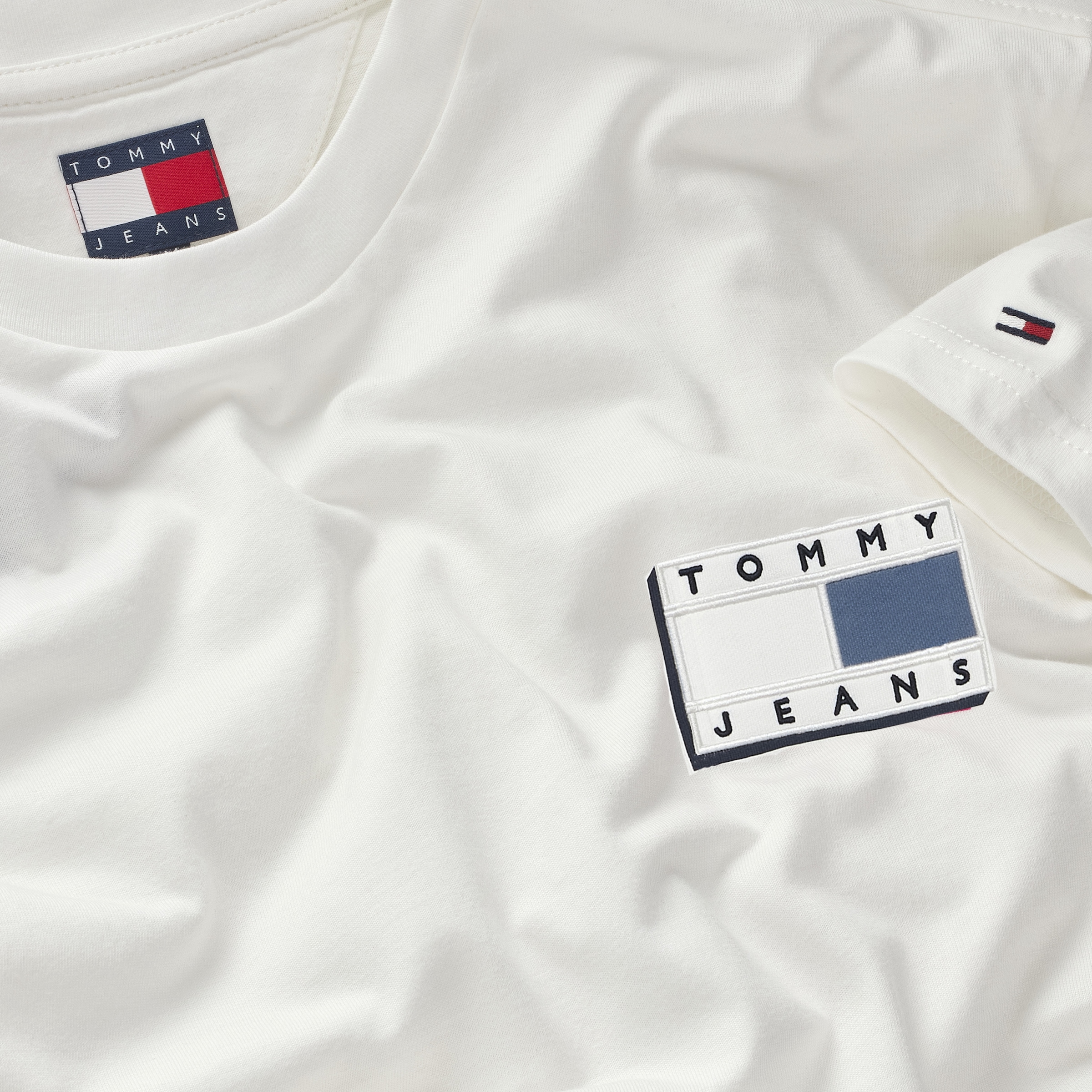 Tommy Jeans T-Shirt »TJM SLIM POP COLOR FLAG TEE EXT« Mit Rundhalsausschnitt