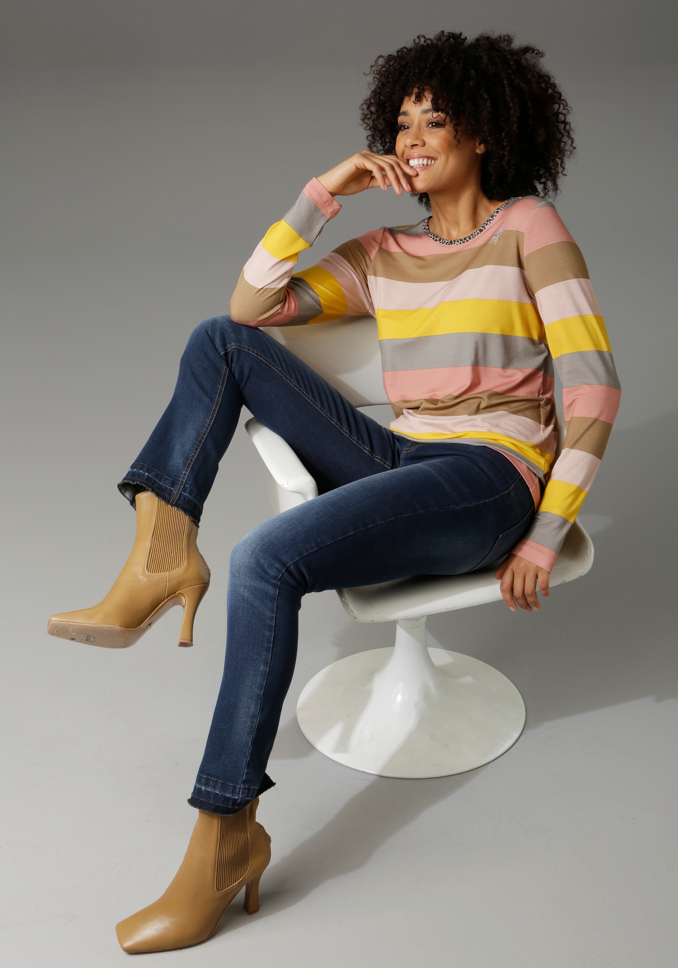 Aniston CASUAL Bootcut-Jeans, mit trendiger Beinabschluss Waschung am online leicht bestellen ausgefranstem