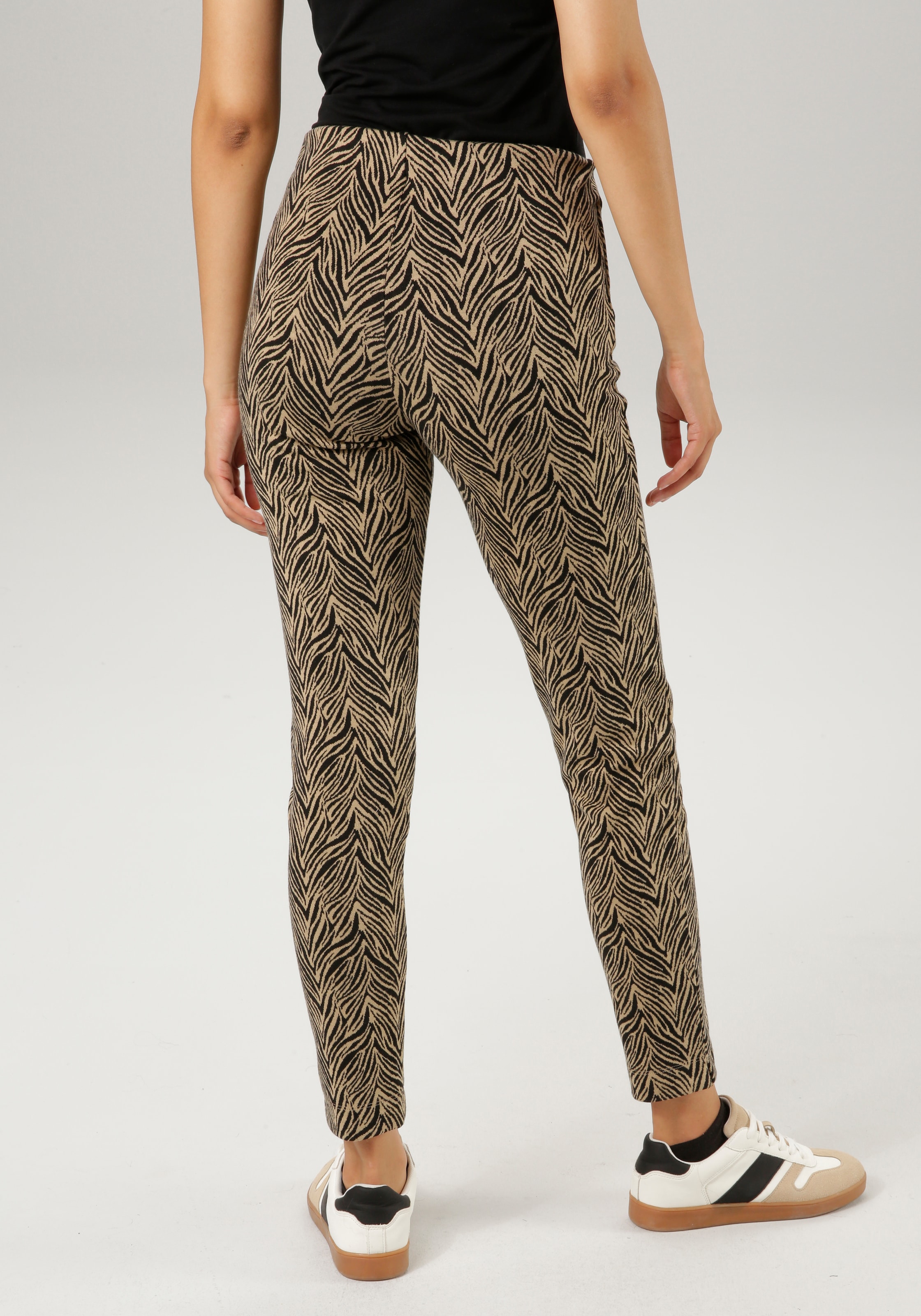 Aniston CASUAL Leggings, im Zebra-Look oder Karo-Dessin - chic sind beide