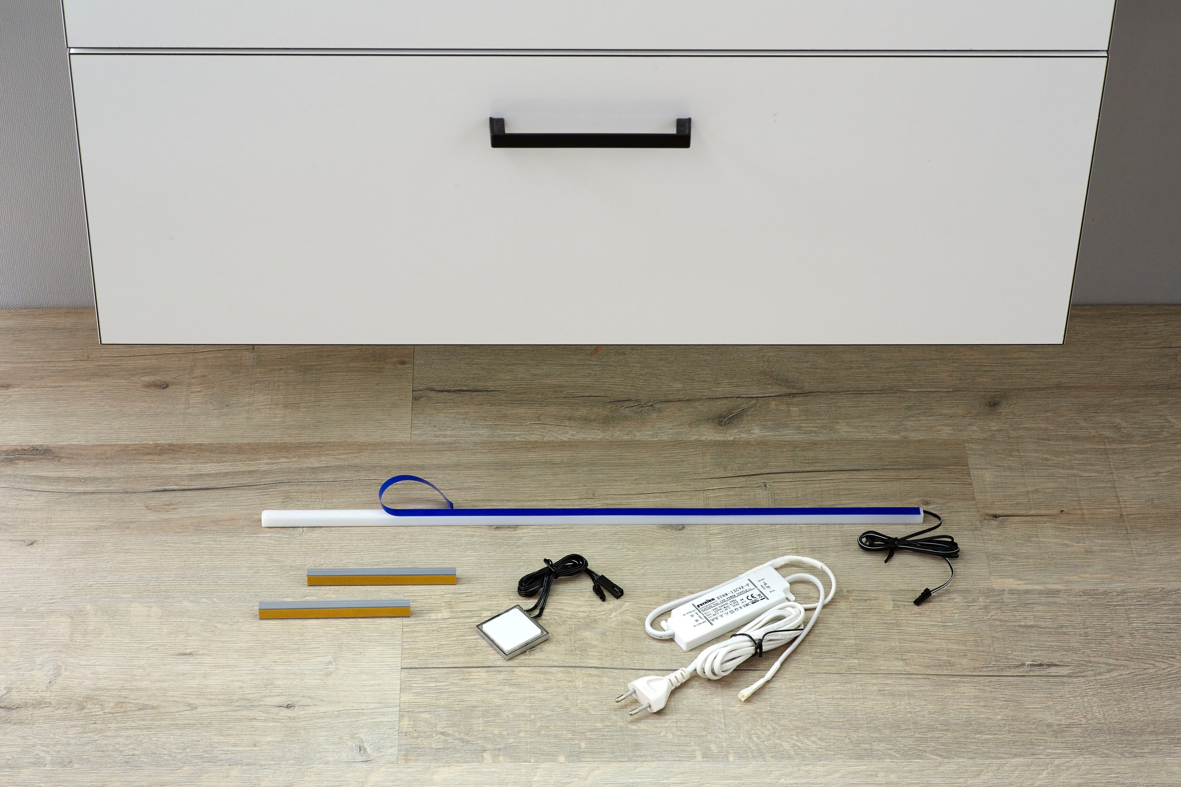 Saphir Badmöbel-Set »Quickset 2-teilig, Keramik-Aufsatzbecken mit LED-Spiegelschrank«, (5 St.), Waschplatz 80 cm breit, inkl. Türdämpfer, 3 Türen, 2 Schubladen