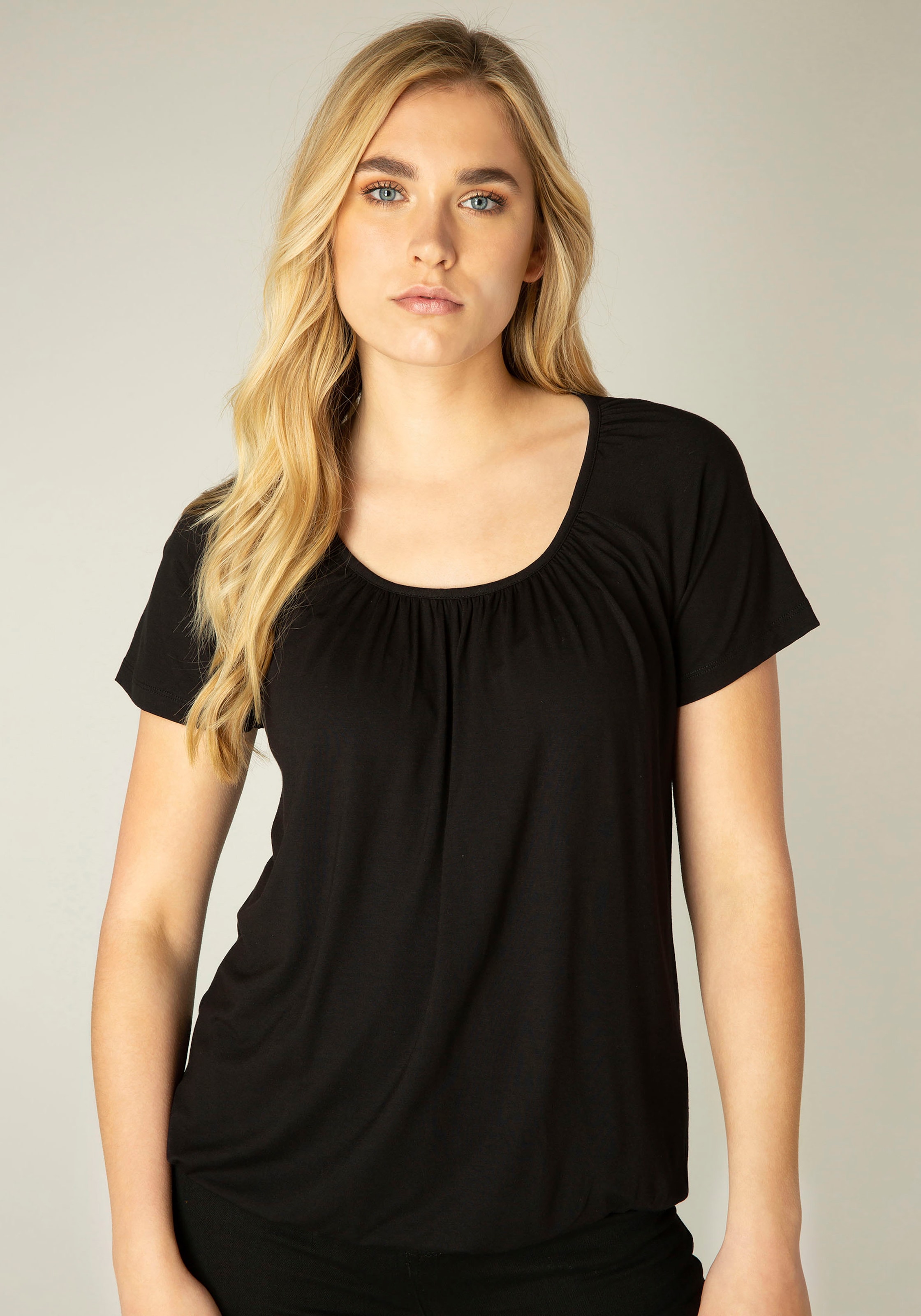Base Level T-Shirt »Yona«, mit Raffung am Ausschnitt und elastischem Bund