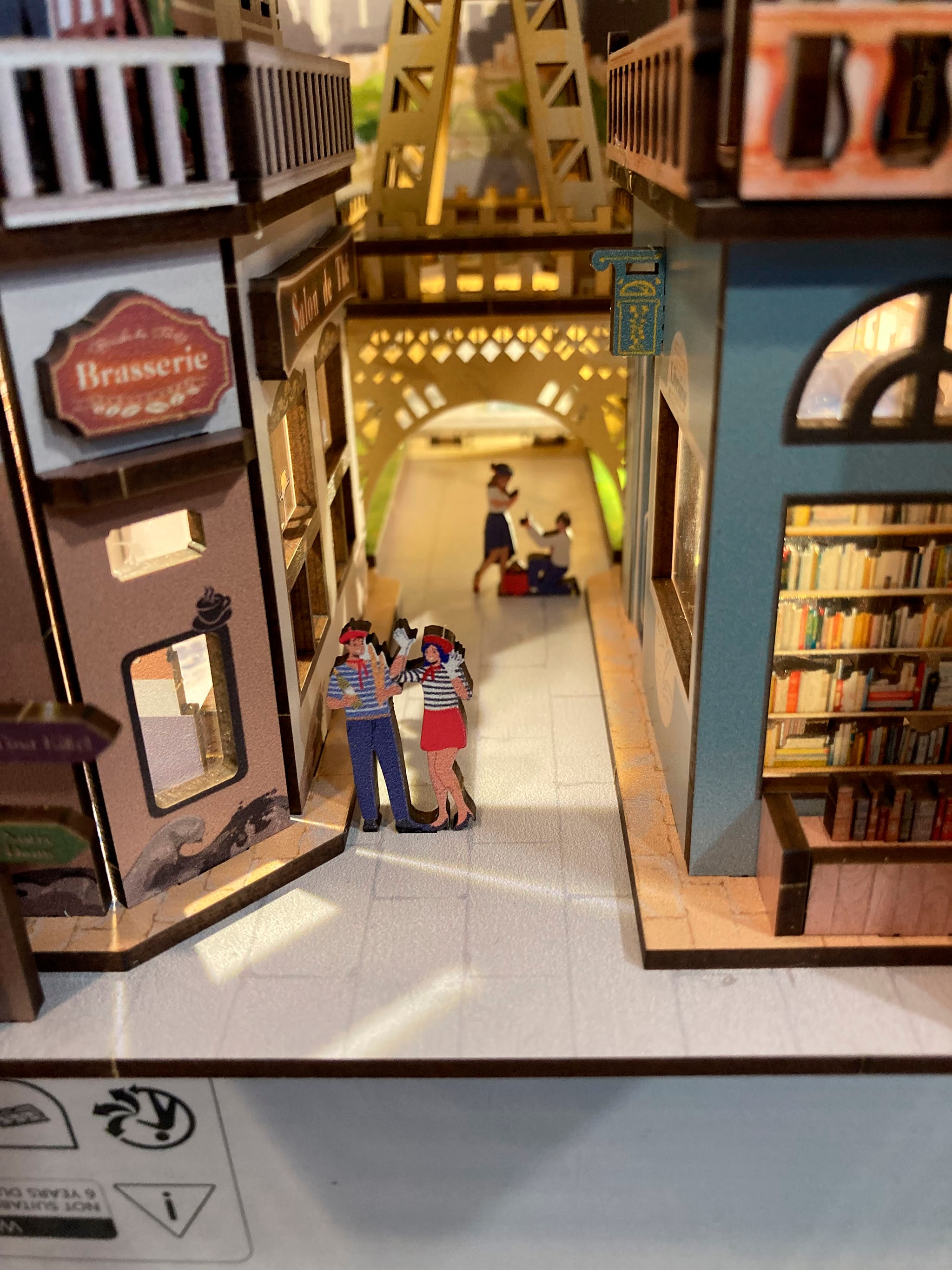 Revell® 3D-Puzzle »Book Nook, Tiny Adventures Paris«, Buchstütze; mit LED-Beleuchtung