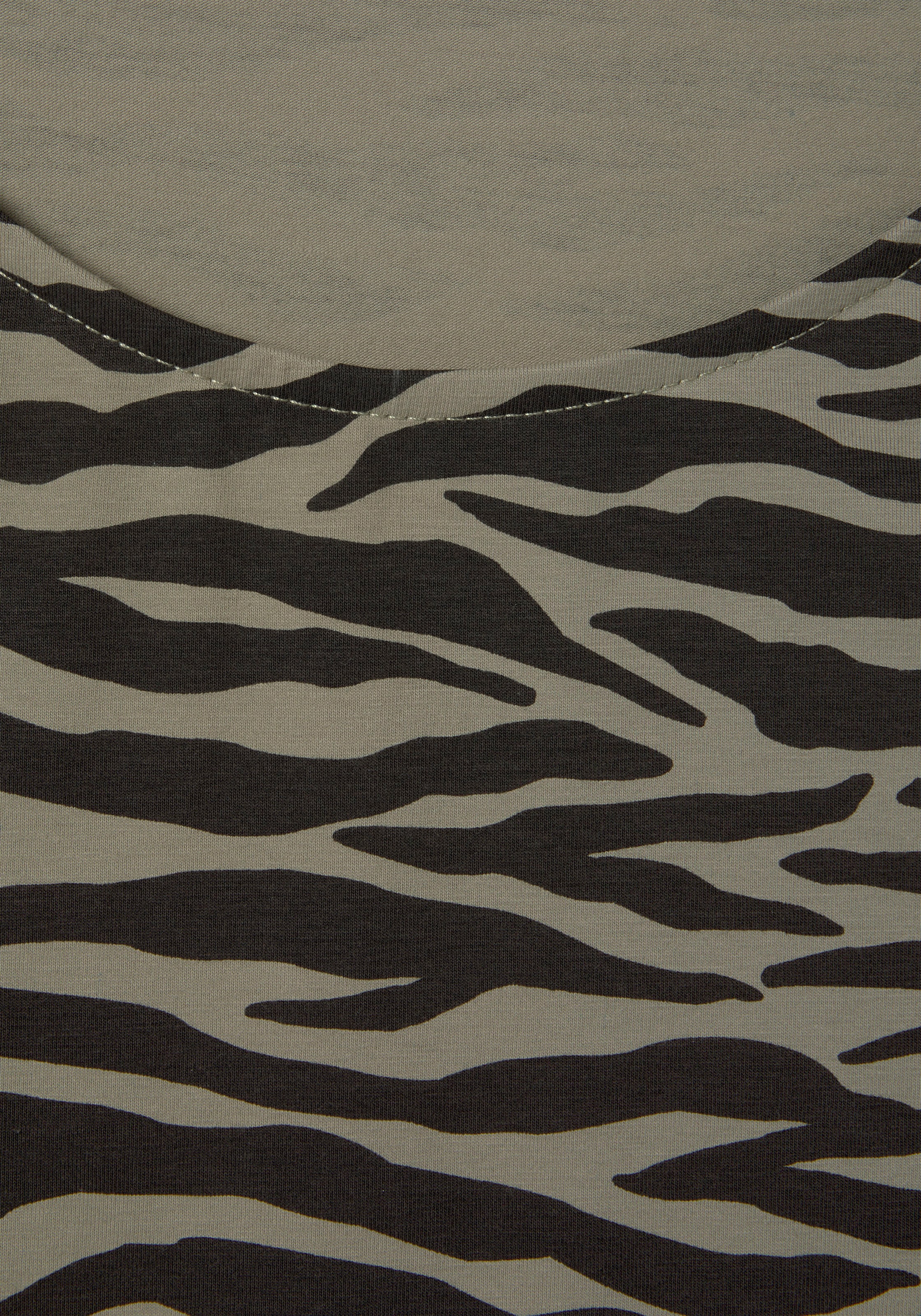 LASCANA Rundhalsshirt, mit Animal-Print