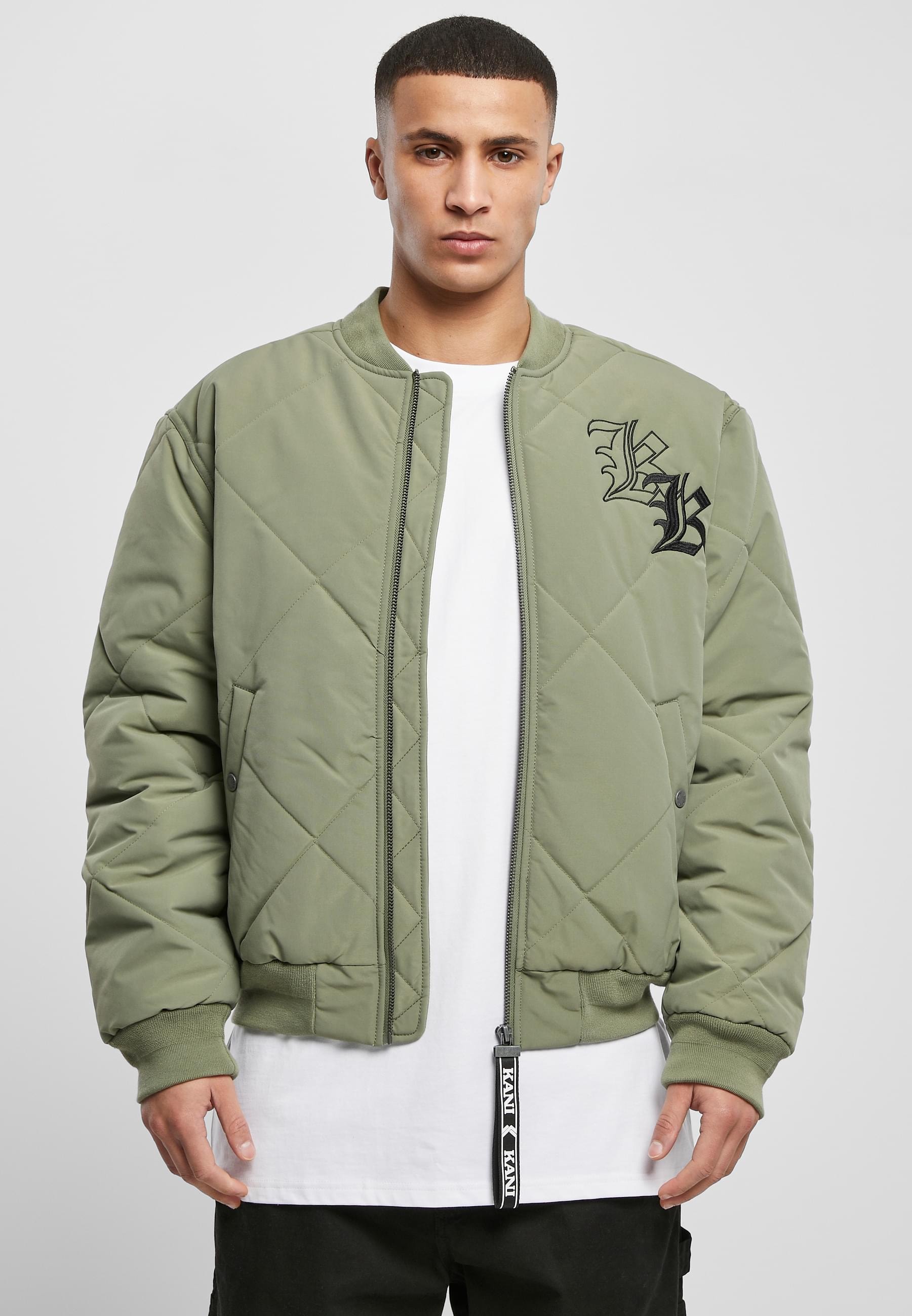 Karl Kani Bomberjacke »Karl Kani Herren KM224-021-1 KK OG Old English Quilted Bomber« 1 Stk. tlg. ohne Kapuze