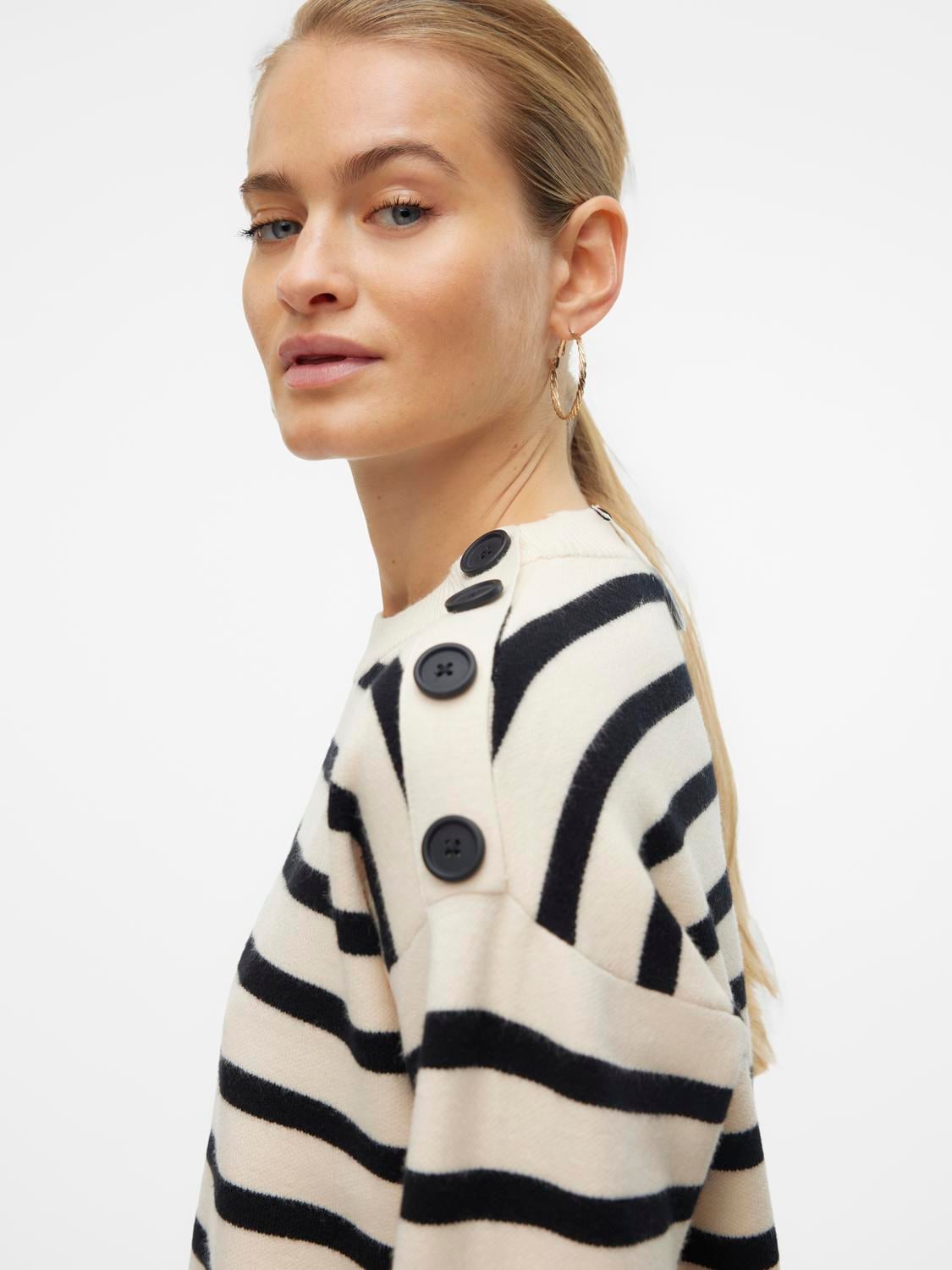 Vero Moda Rundhalspullover »VMSABA LS O-NECK BUTTON PULLOVER GA NOOS«, mit Zierknöpfen auf der linken Schulter