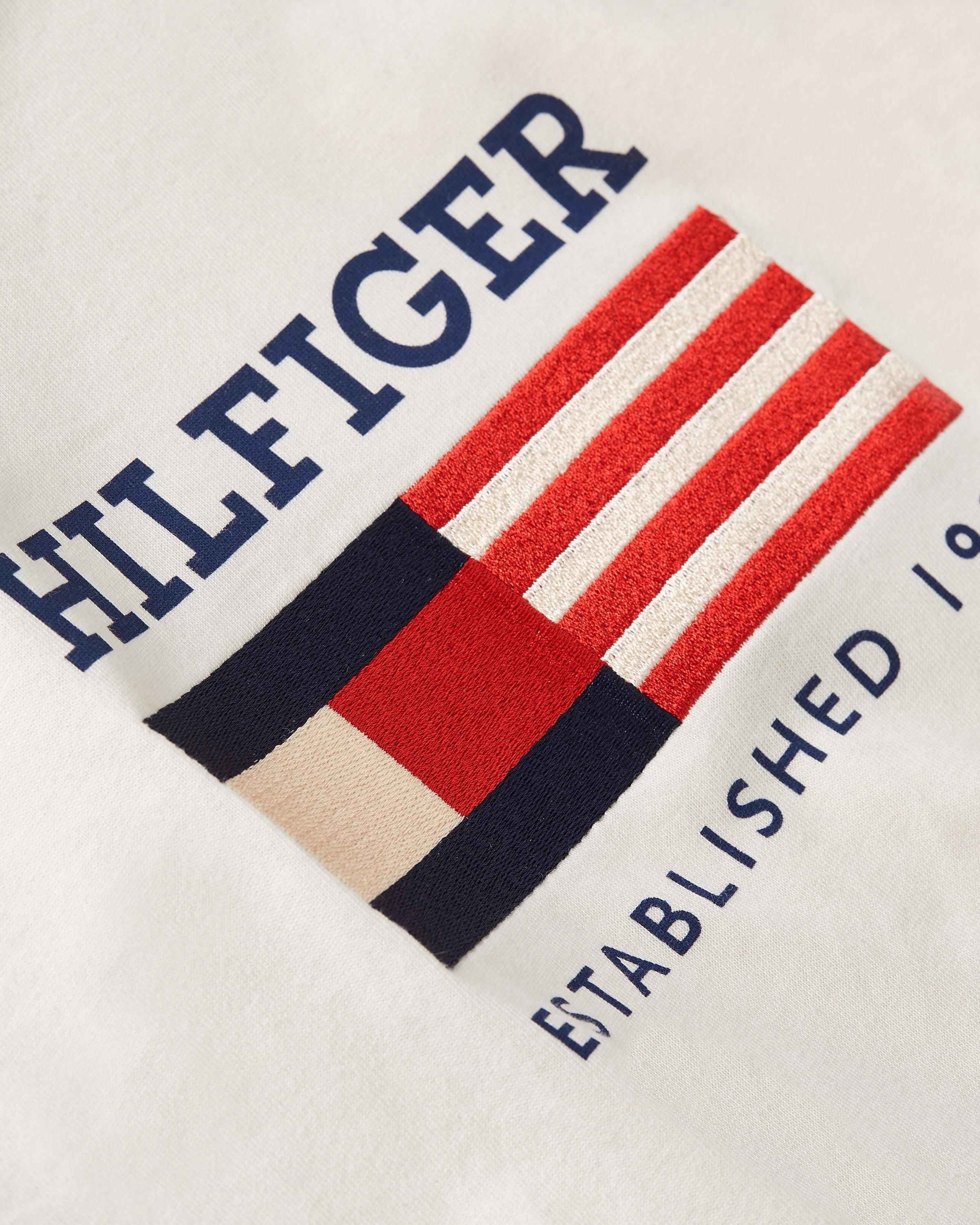 Tommy Hilfiger T-Shirt »AMERICANA MONOTYPE FLAG BOX TEE«, Mit markanter Stickerei