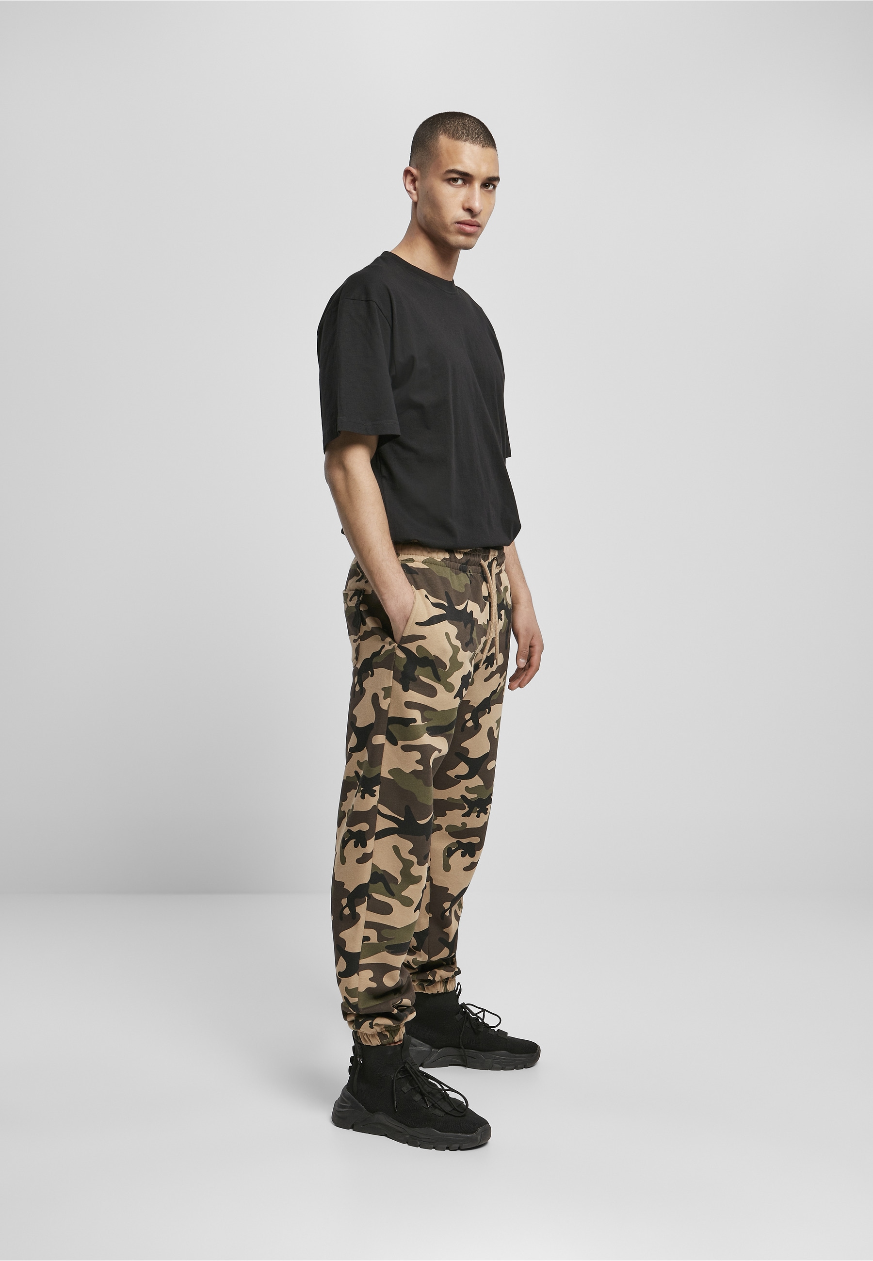 URBAN CLASSICS Stoffhose »Urban Classics Herren Basic Camo Sweatpants 2.0«