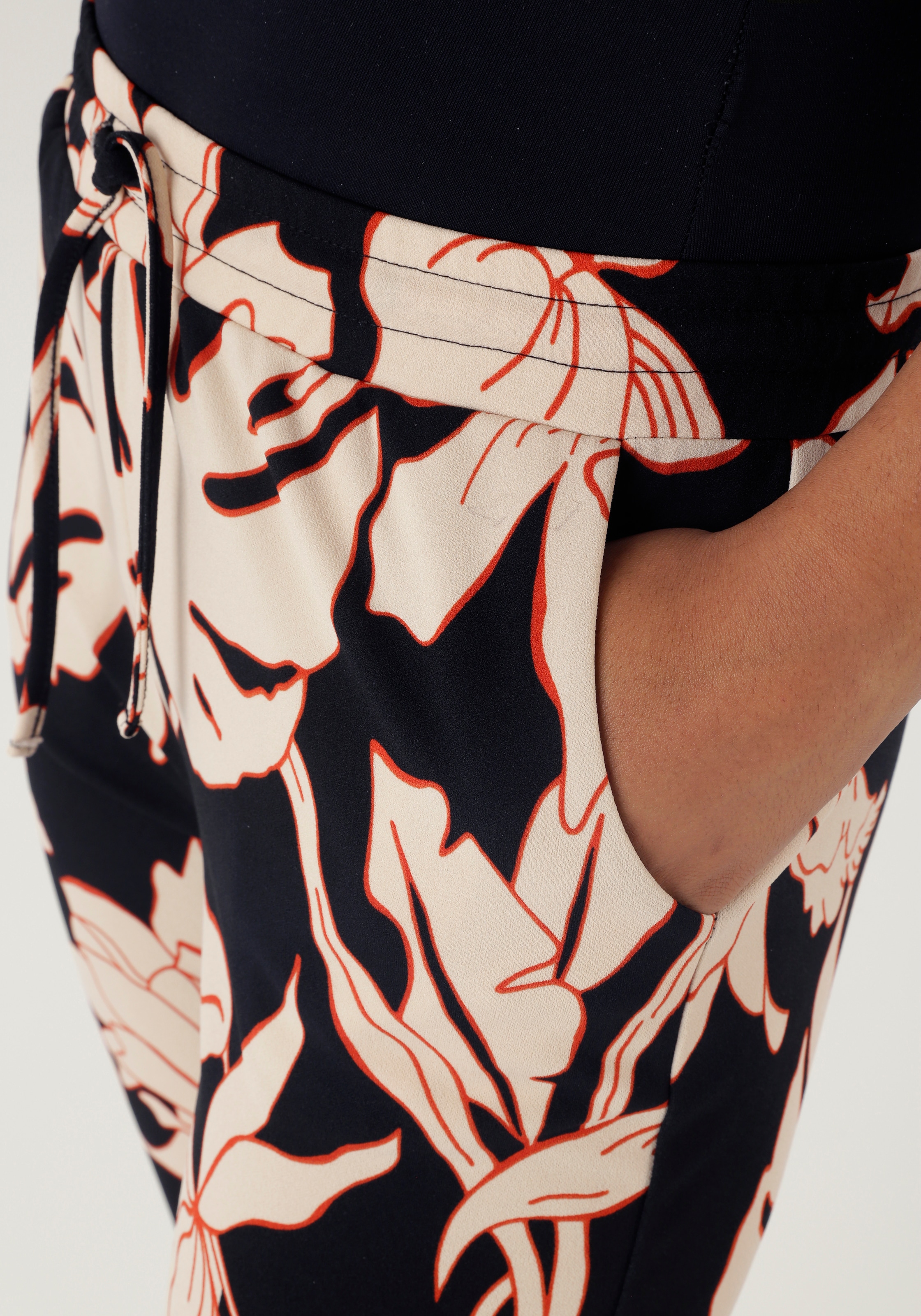 Aniston SELECTED Schlupfhose, mit großflächigem und abstraktem Blumenmuster - NEUE KOLLEKTION