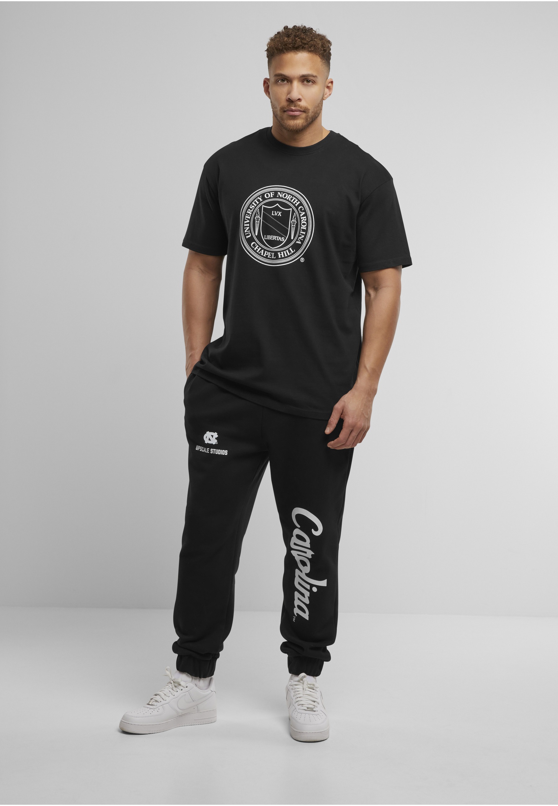 Upscale by Mister Tee T-Shirt »Upscale by Mister Tee North Carolina Seal Logo Oversize Tee« 1 Stk.