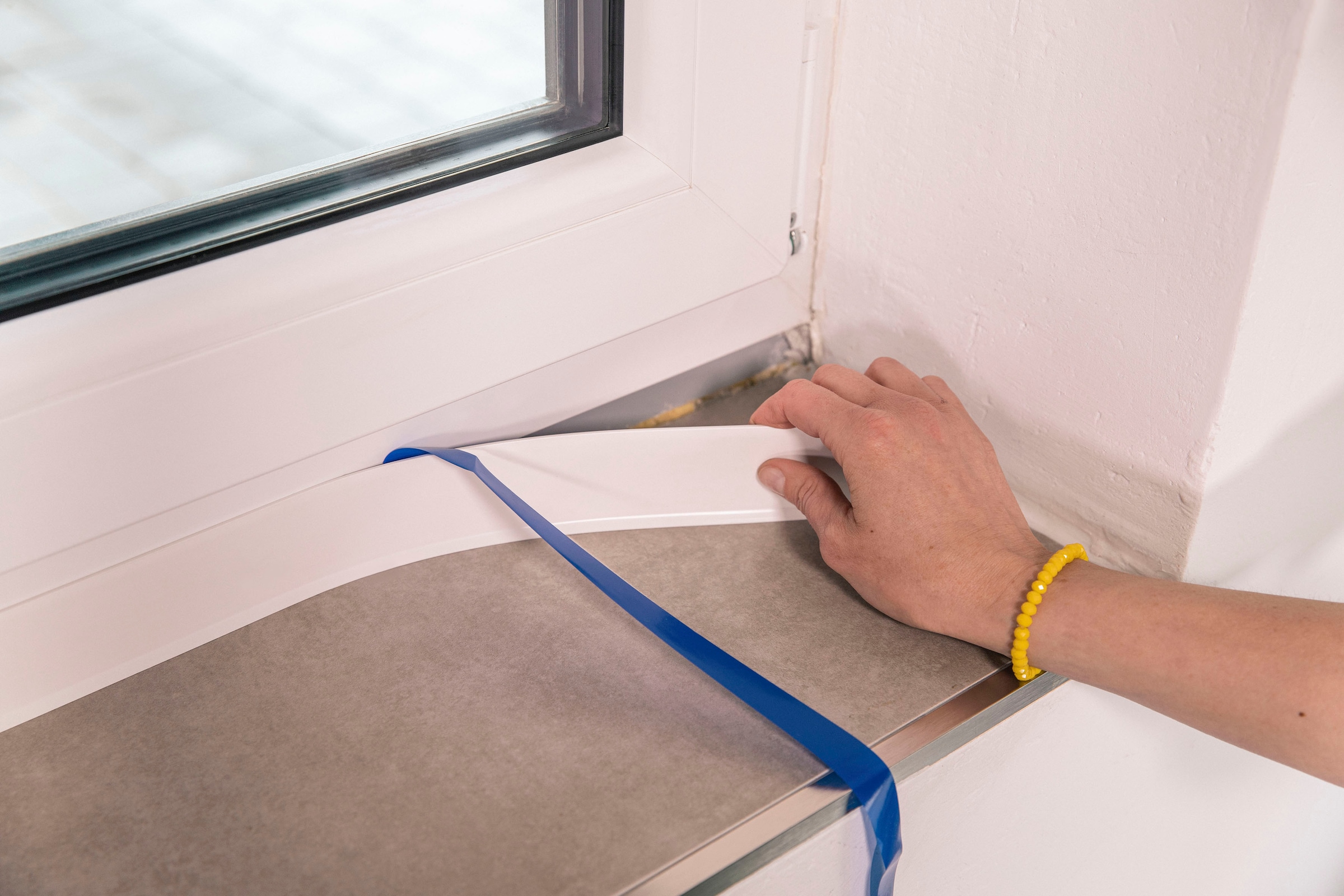 SCHELLENBERG Zierleiste »PVC-Flachleiste, selbstklebend, 50 m Länge, 3, 4 oder 5 cm Breite«, Verblendung von Fugen und Übergängen an Fenstern, Schränken oder Türen