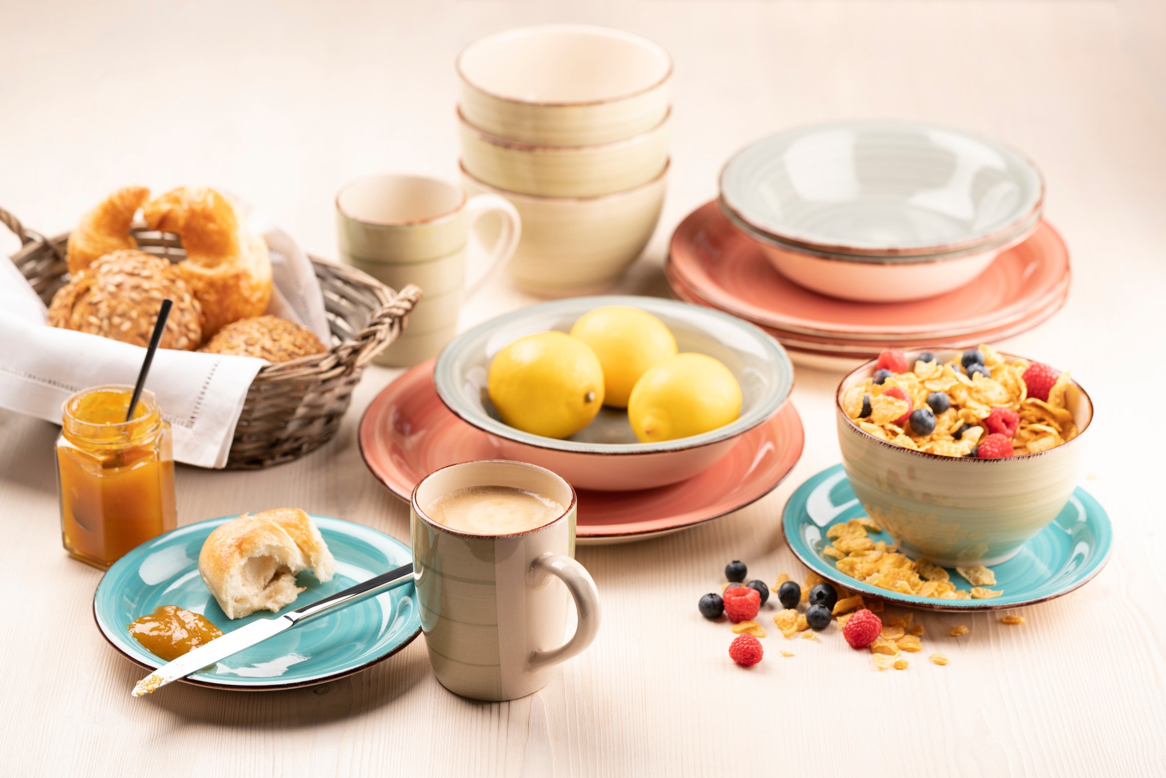 MÄSER Kombiservice »Lumaca«, (Set, 16 tlg., je 4 Speisetellern, Desserttellern, Kaffeebechern, Mehrzweckschalen), Holzoptik, handbemalter Pinselstrich, jedes Teil ein Unikat