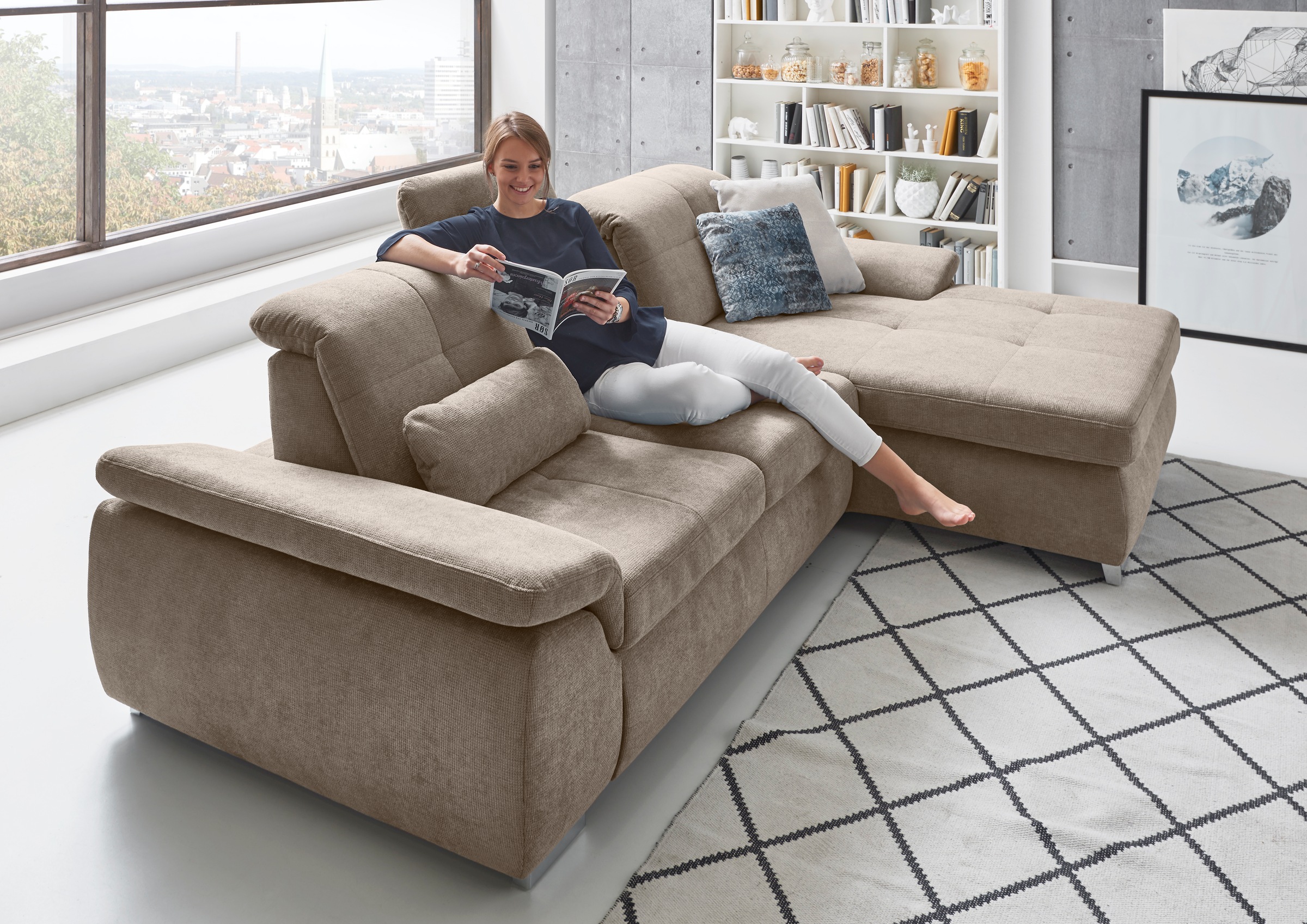 Die PlanBar Ecksofa »MP-IN16037 L-Form mit Federkern-Polsterung«, mit Sitztiefenverstellung & Zierkissen