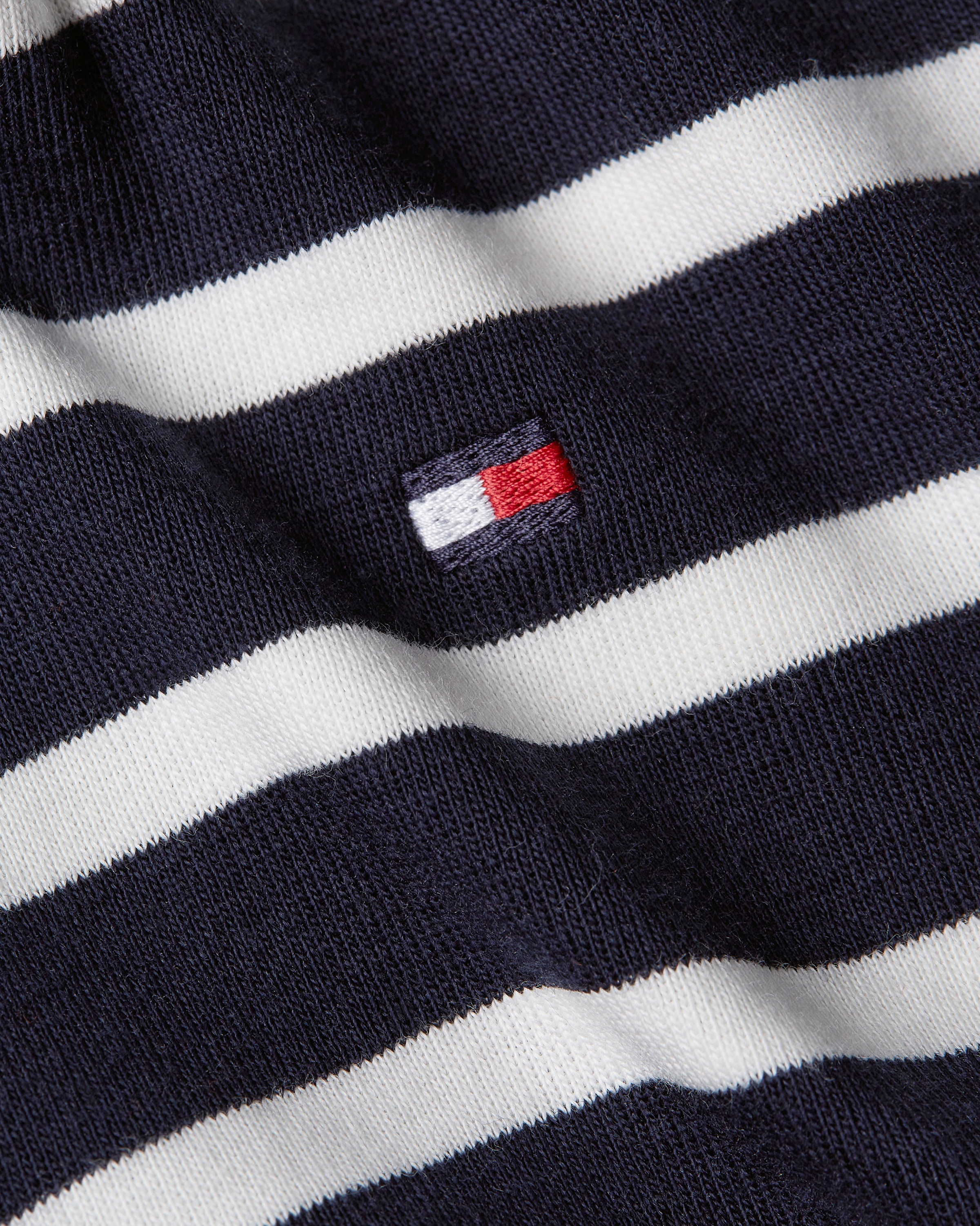 Tommy Hilfiger T-Shirt »SLIM CODY V-NK SS mit V-Ausschnitt und Streifen«, gestreift, casual, slim fit, Baumwolle, V-Ausschnitt