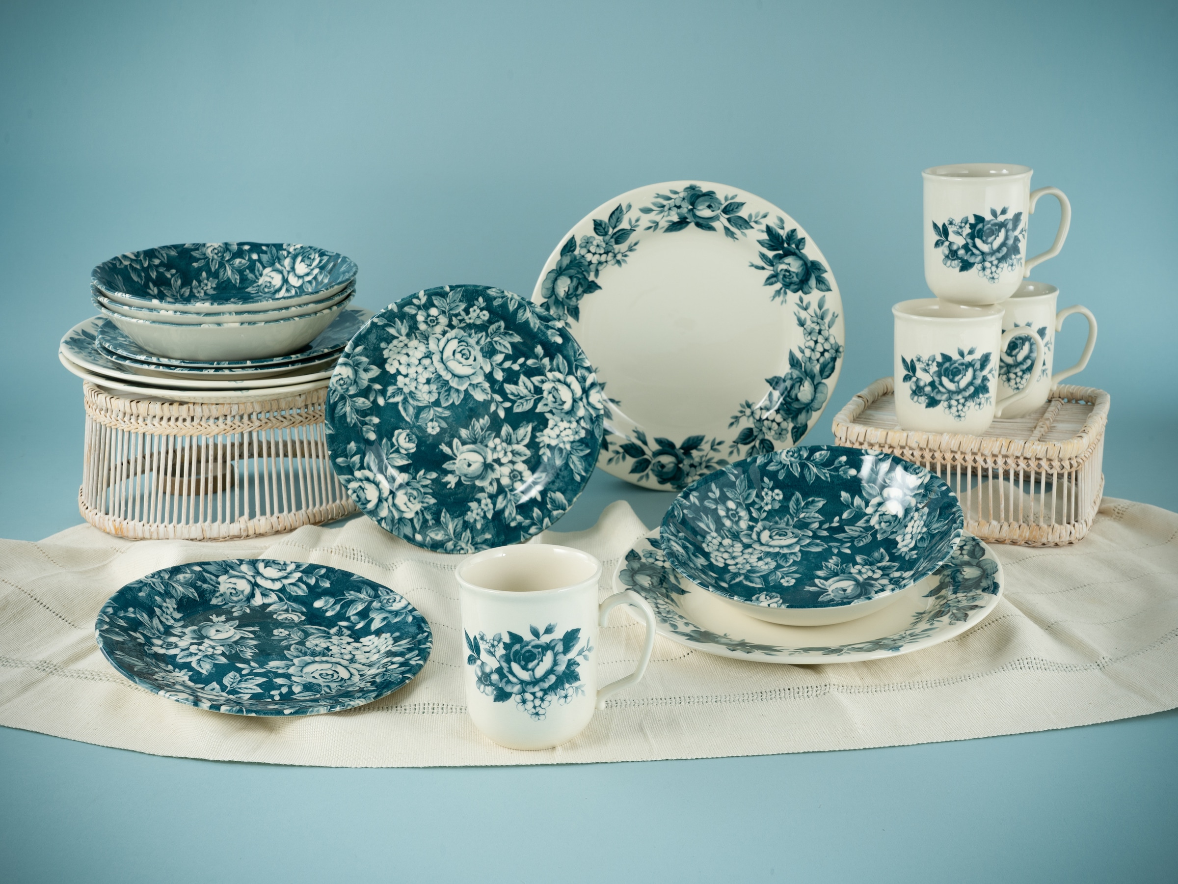 CreaTable Kombiservice »Geschirr-Set Splendor«, (Set, 16 tlg., Kaffeeservice und Tafelservice im Set, für 4 Personen), Service, traditionelles Rosendekor, 16 Teile, für 4 Personen
