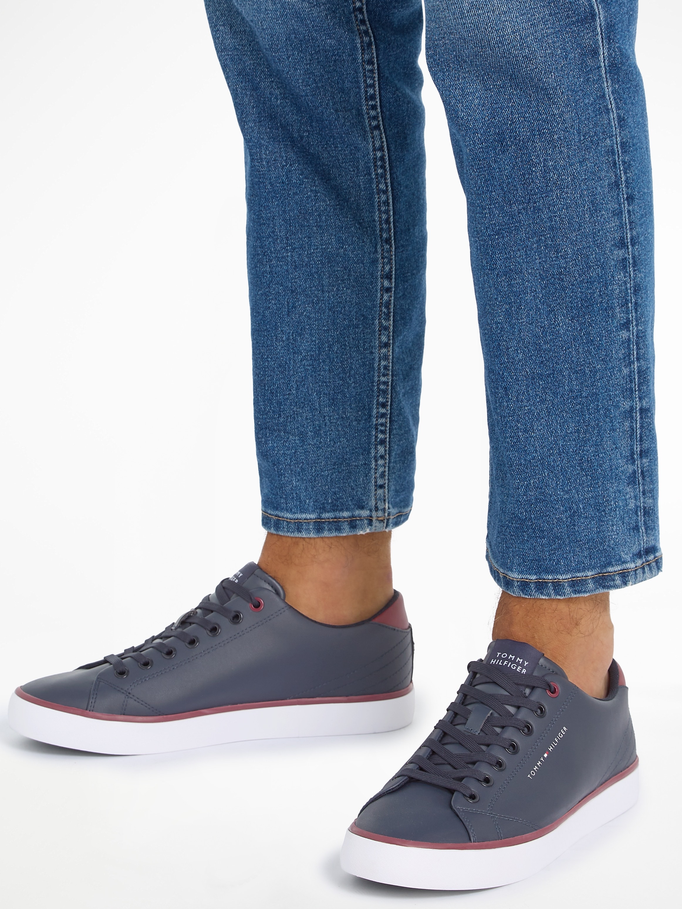 Tommy Hilfiger Sneaker »TH HI VULC CORE LOW LEATHER ESS«, Freizeitschuh, Halbschuh, Schnürschuh mit Ziernähten an der Ferse