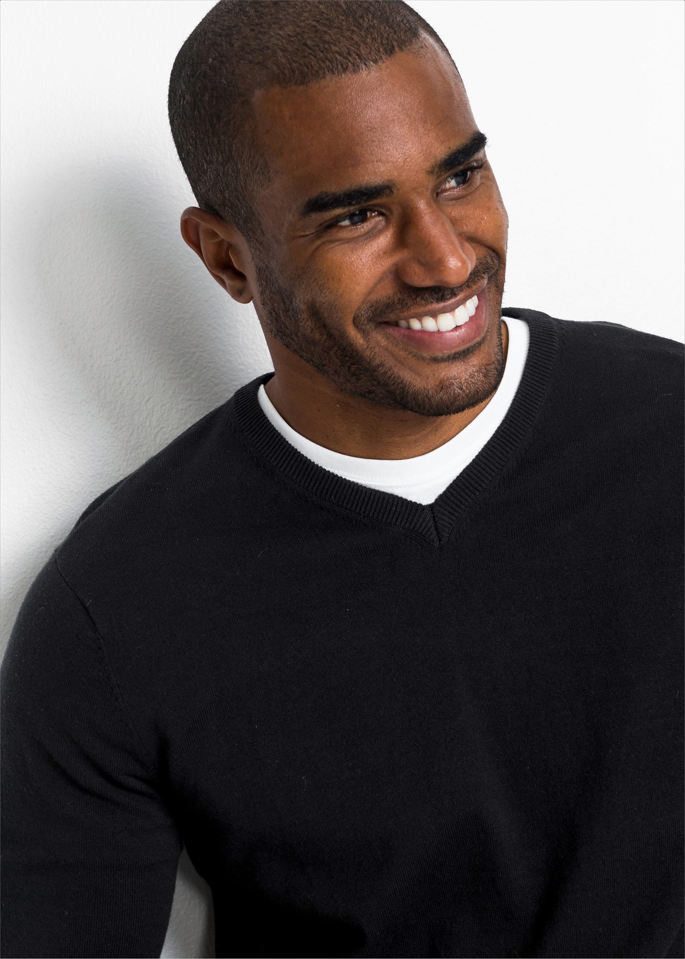 bonprix Strickpullover »Feinstrickpullover in Regular Fit« aus Feinstrickmaterial, mit V-Ausschnitt, Regular Fit