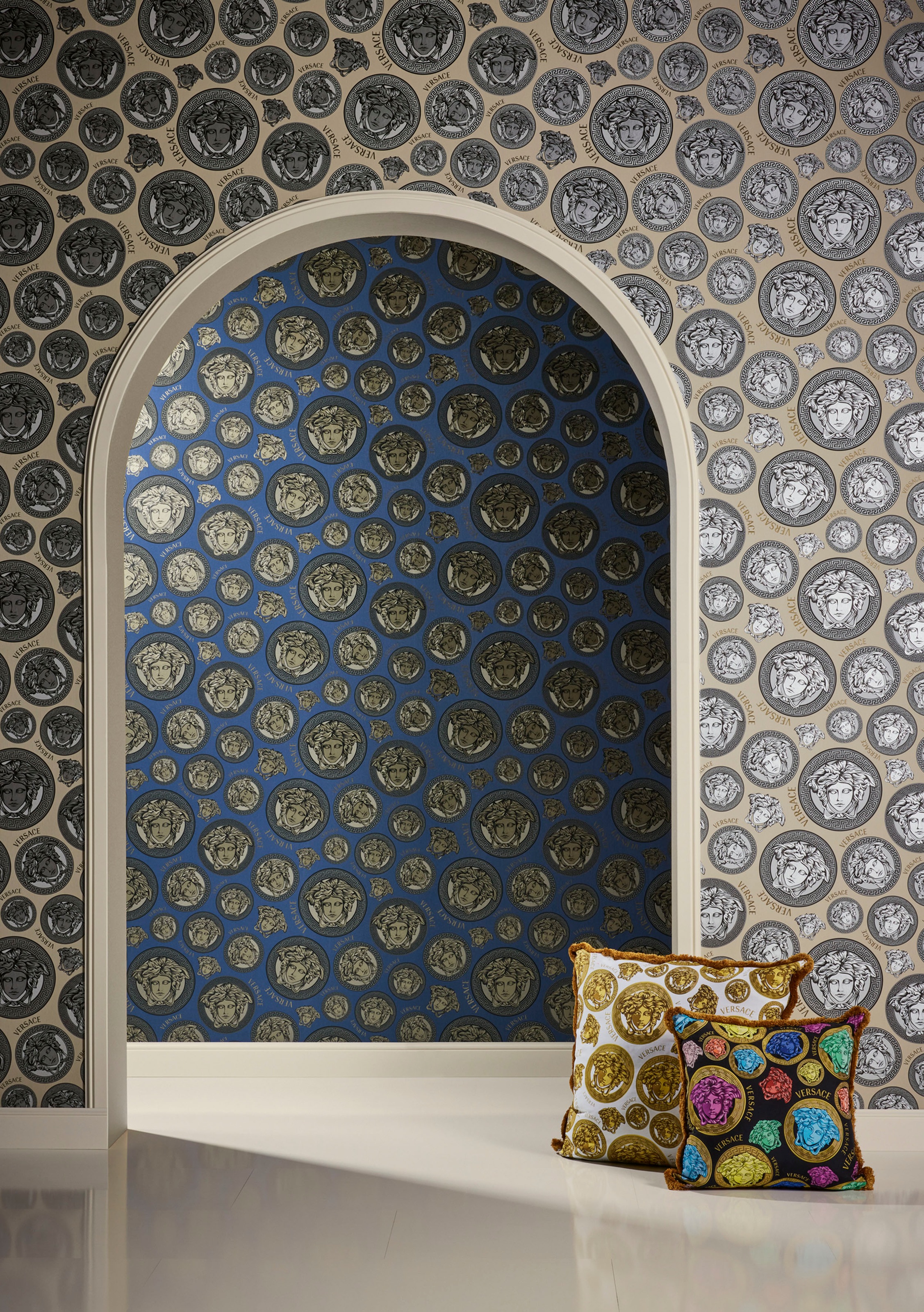 Versace Vliestapete »Wallpaper Versace 5 Medusakopf«, leicht glänzend-gemustert-abstrakt, Designertapete Tapeten Wohnzimmer Schlafzimmer Küche Flur Design Optik