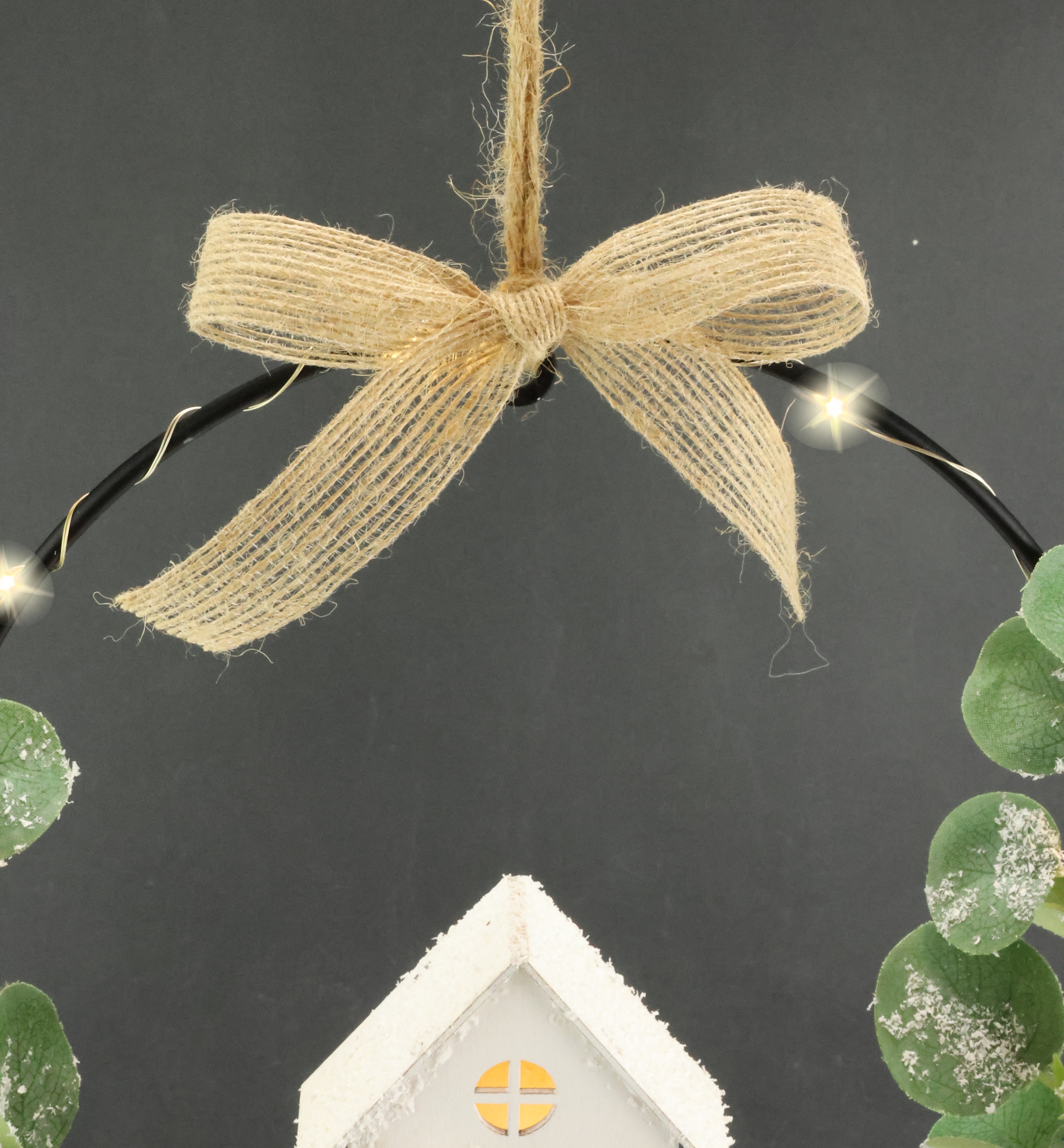 I.GE.A. Kunstkranz »LED-Kranz Eukalyptus aus Metall« Mit Lichterkette Eukalyptus Haus Schleife