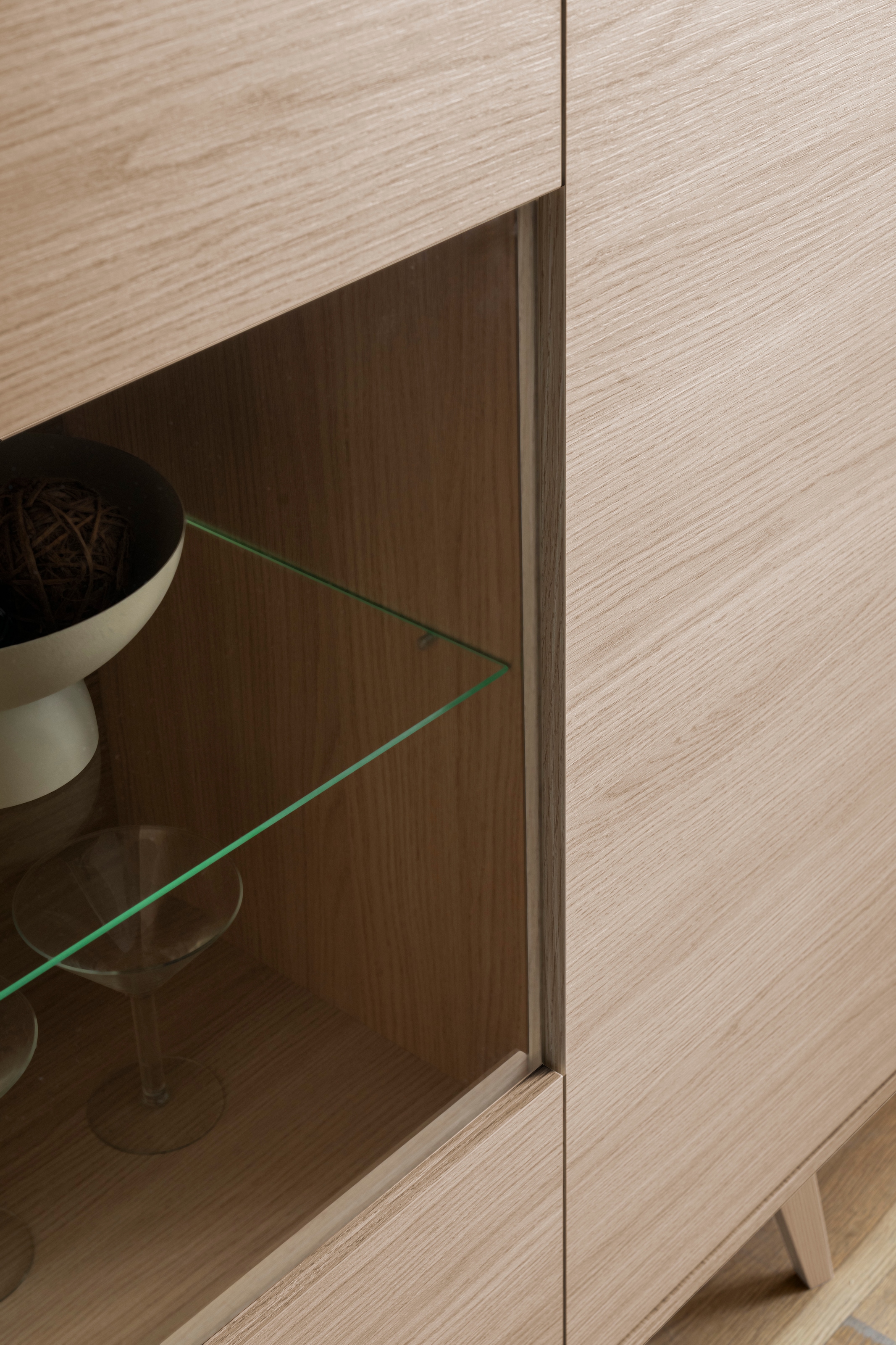 Home affaire Vitrine »Torsby, moderne Glasvitrine, Stauraumelement, Schrank« abgerundete Ecken, ausreichend Stauraum, vielseitig einsetzbar