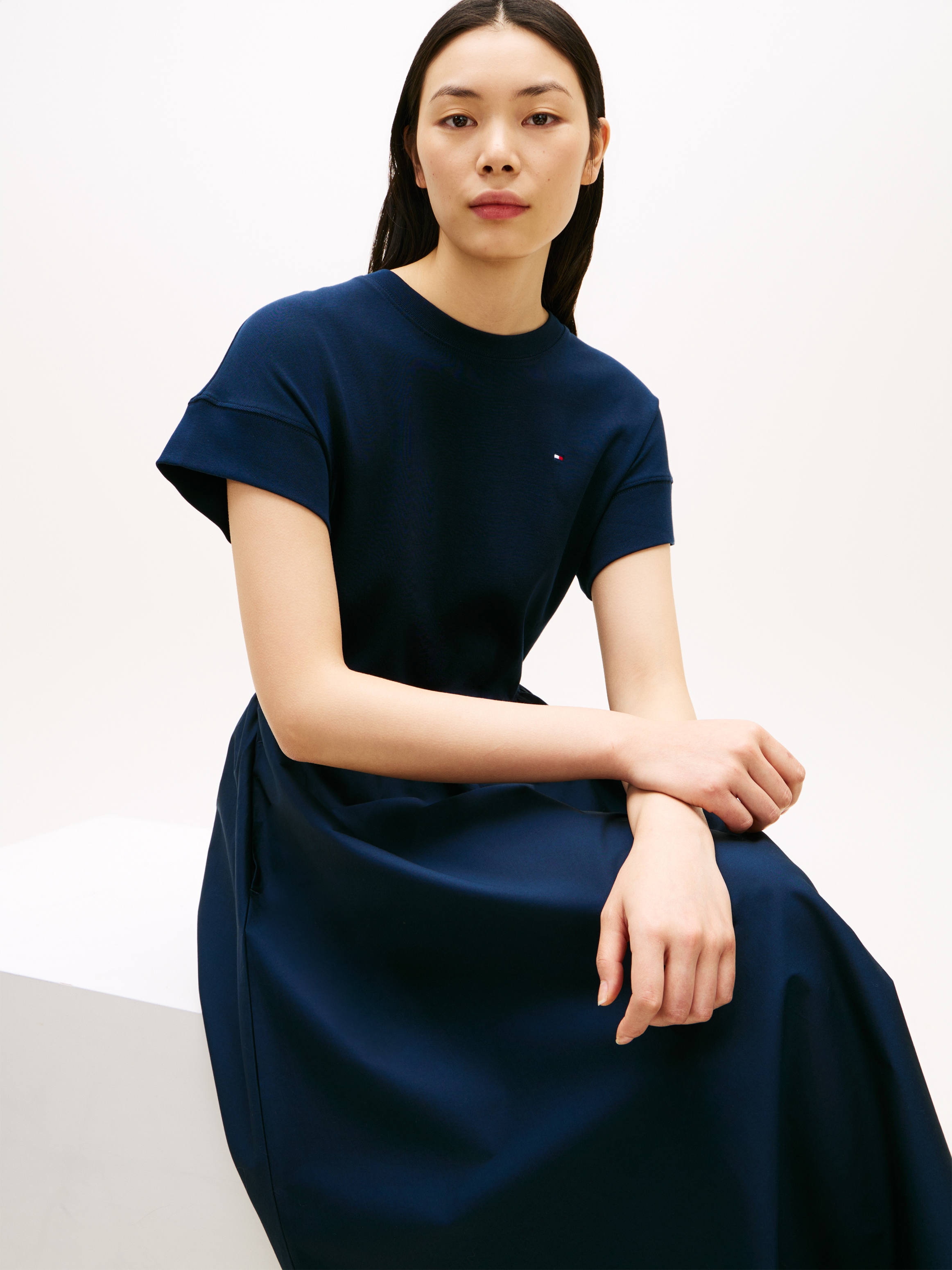 Tommy Hilfiger A-Linien-Kleid »CODY MIX MEDIA C-NK MIDI DRESS« Eingrifftaschen in Midi-Länge, Rundhals, Regular Fit