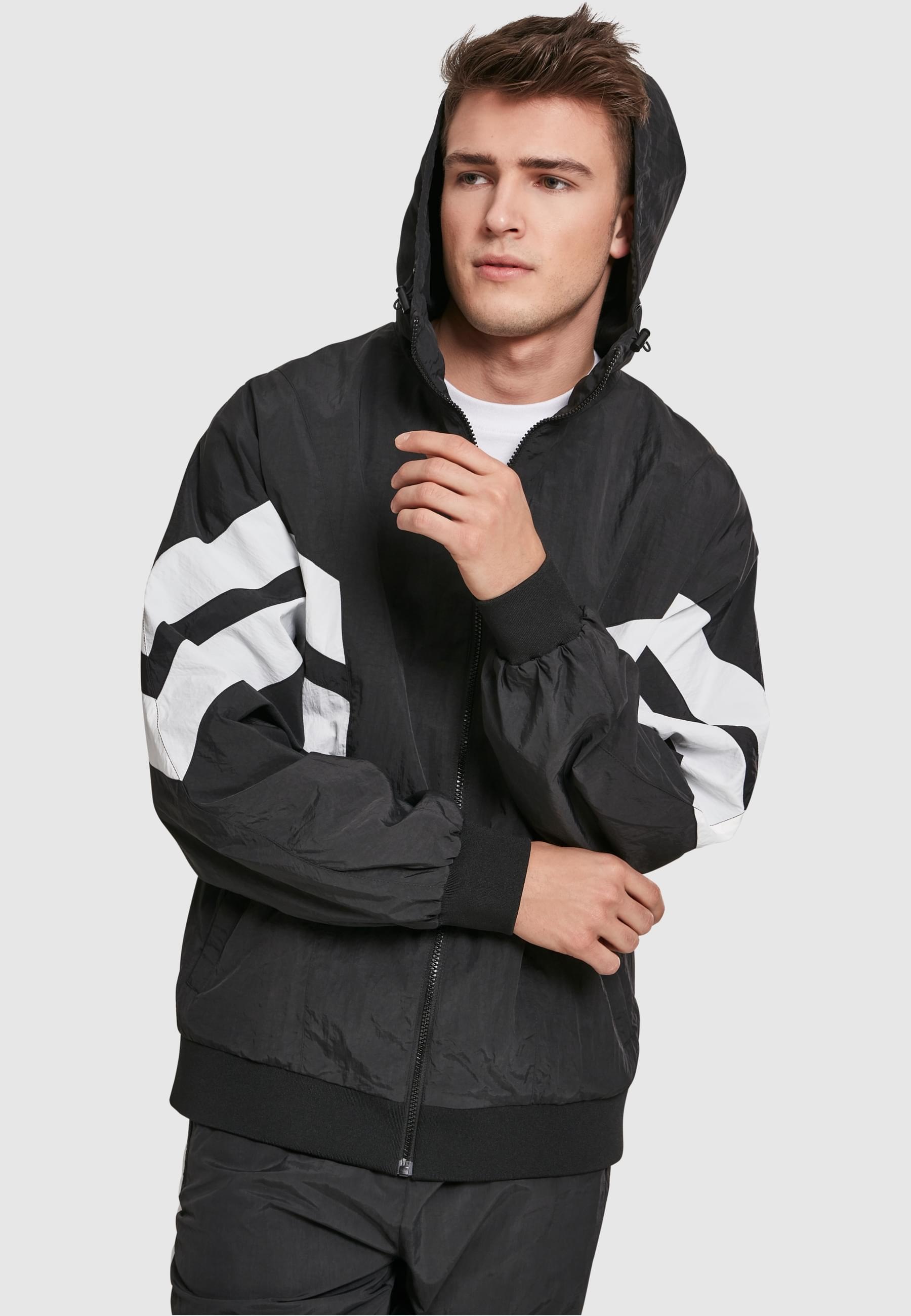 URBAN CLASSICS Allwetterjacke »Urban Classics Herren Crinkle Panel Track Jacket« 1 Stk. tlg. mit Kapuze